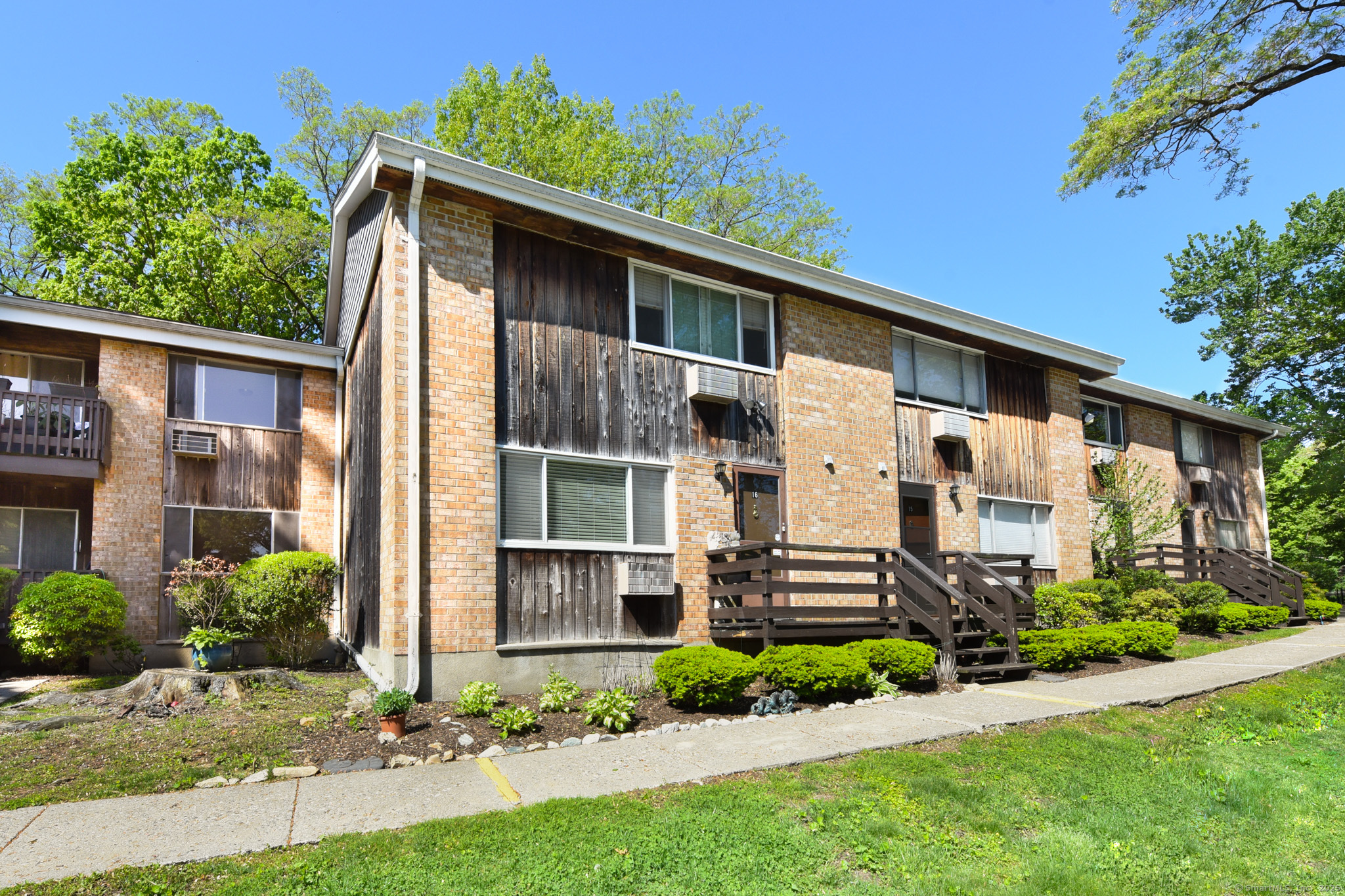 Vincellette Street 16, Bridgeport, Connecticut - 3 Bedrooms  
2 Bathrooms  
6 Rooms - 