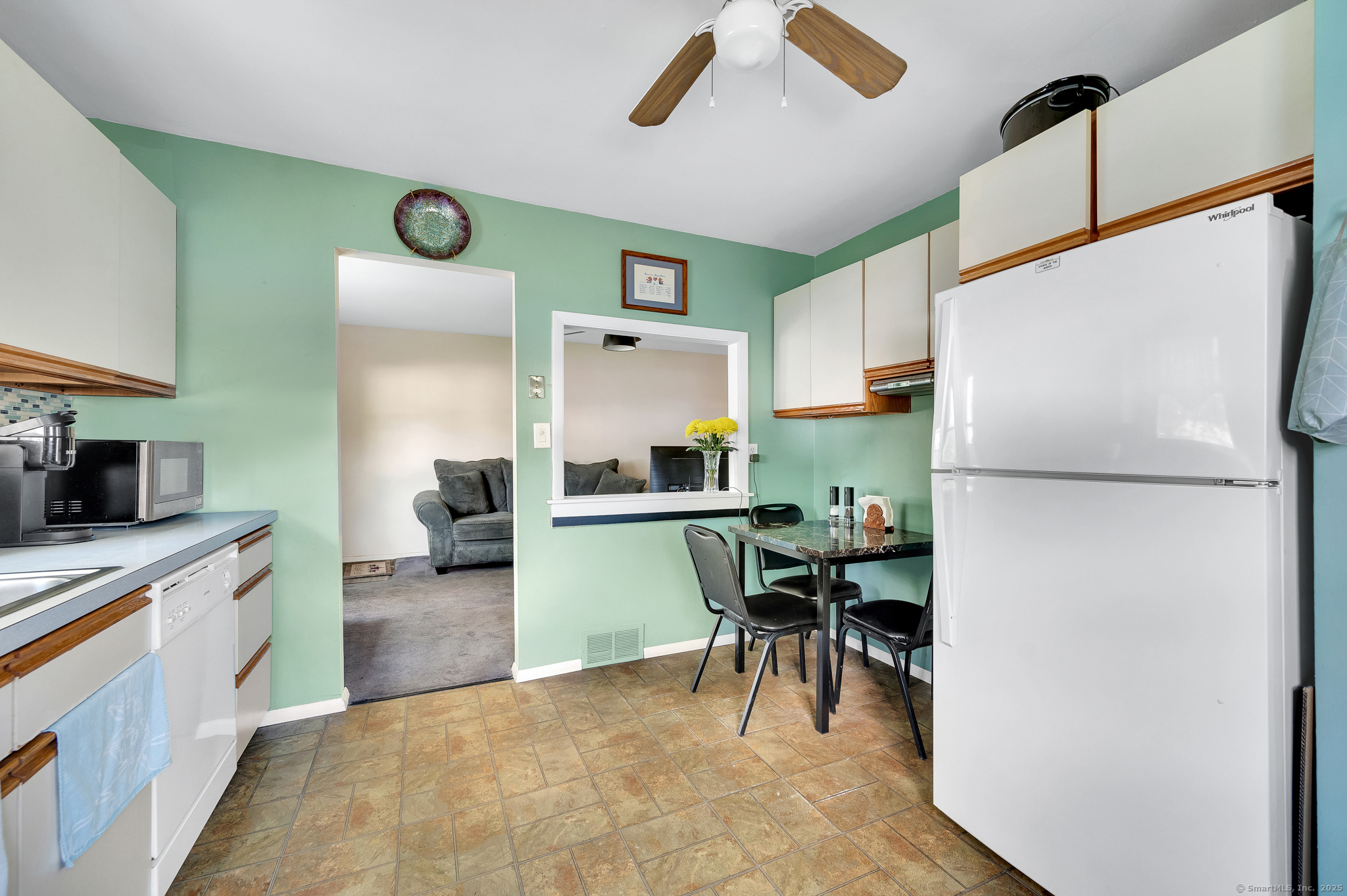 Newington, Connecticut 06111, United States, 2 Bedrooms Bedrooms, ,2 BathroomsBathrooms,Residential,Pending,201073