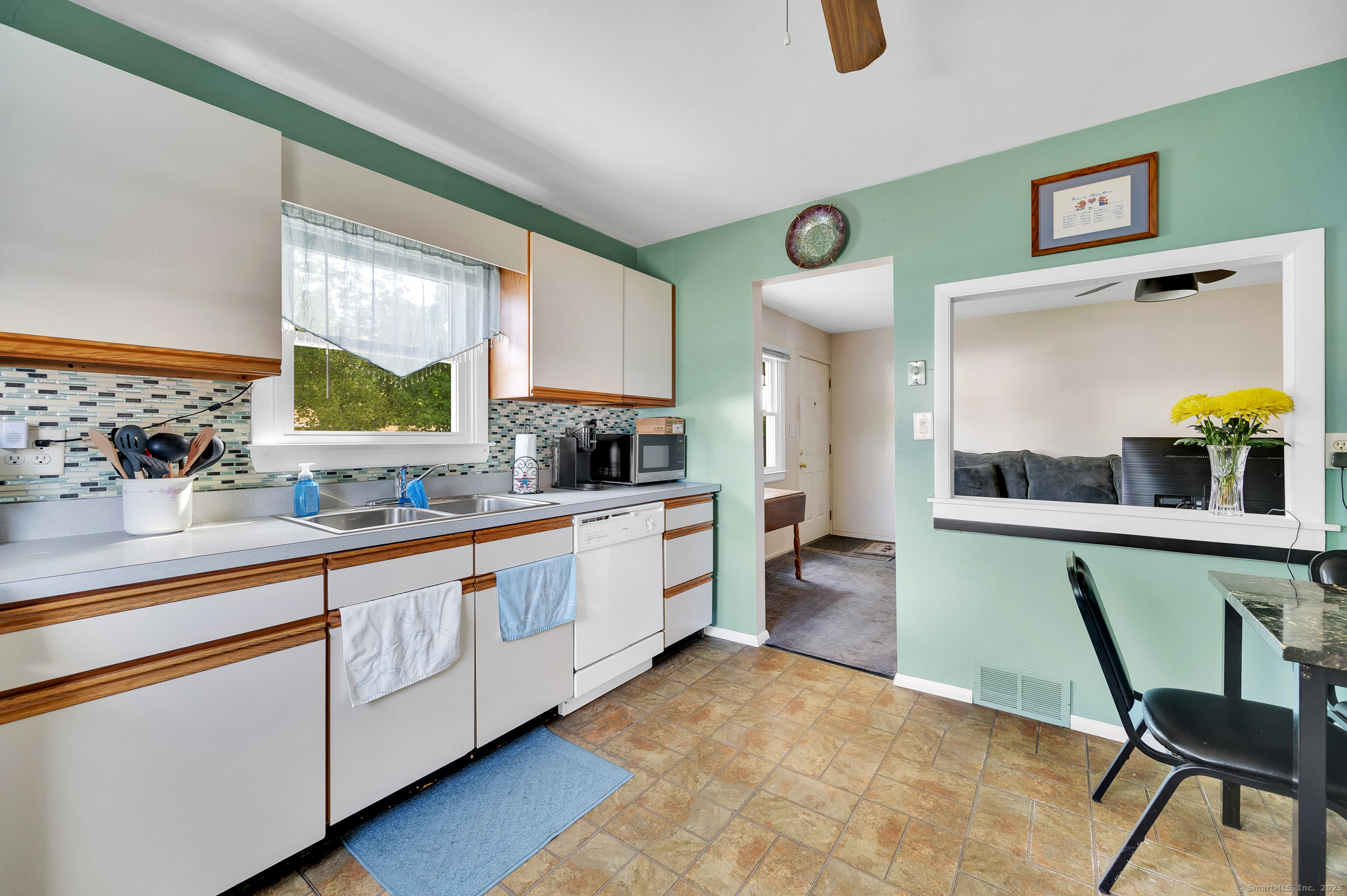 Newington, Connecticut 06111, United States, 2 Bedrooms Bedrooms, ,2 BathroomsBathrooms,Residential,Pending,201073