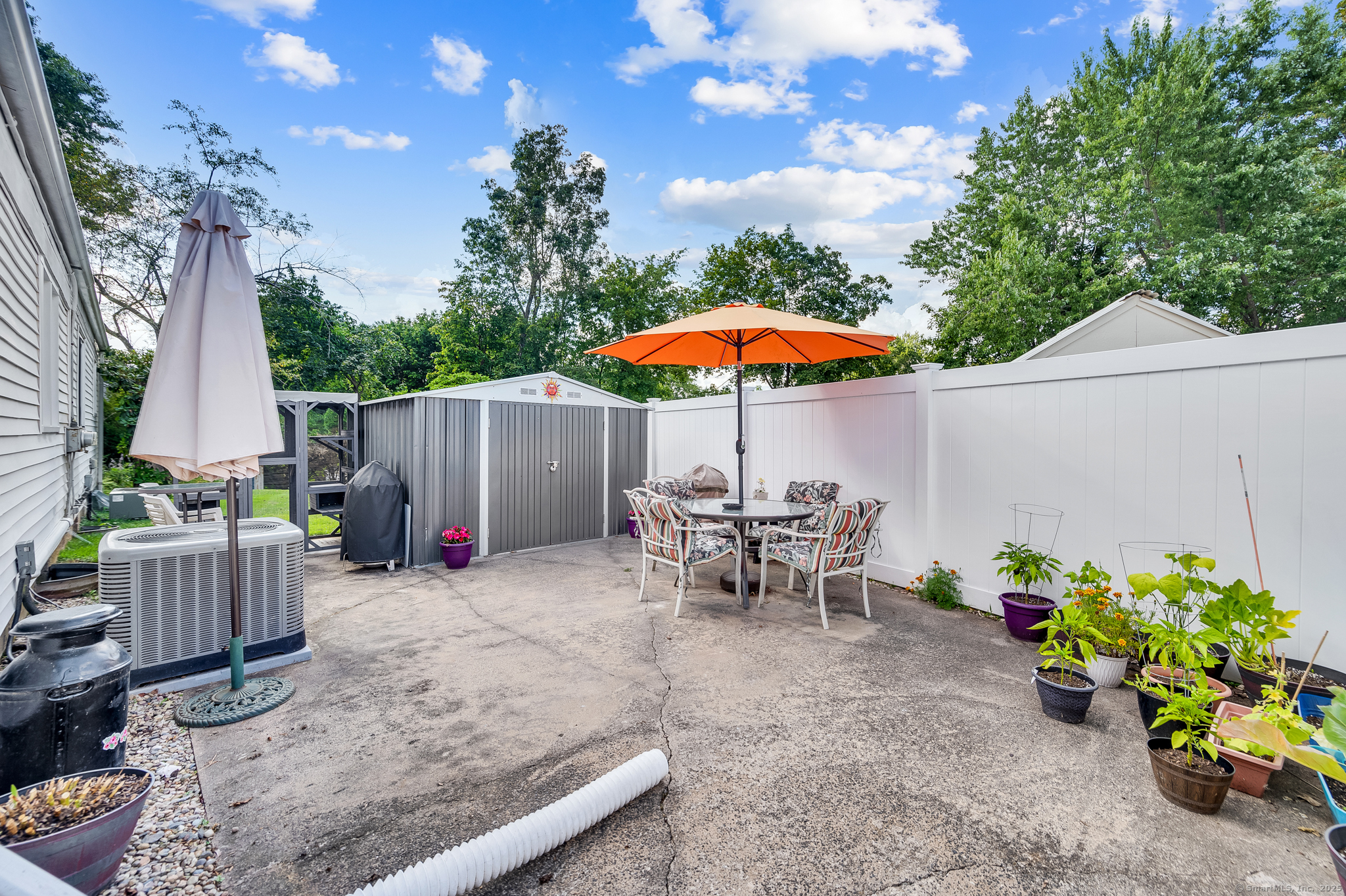 Newington, Connecticut 06111, United States, 2 Bedrooms Bedrooms, ,2 BathroomsBathrooms,Residential,Pending,201073