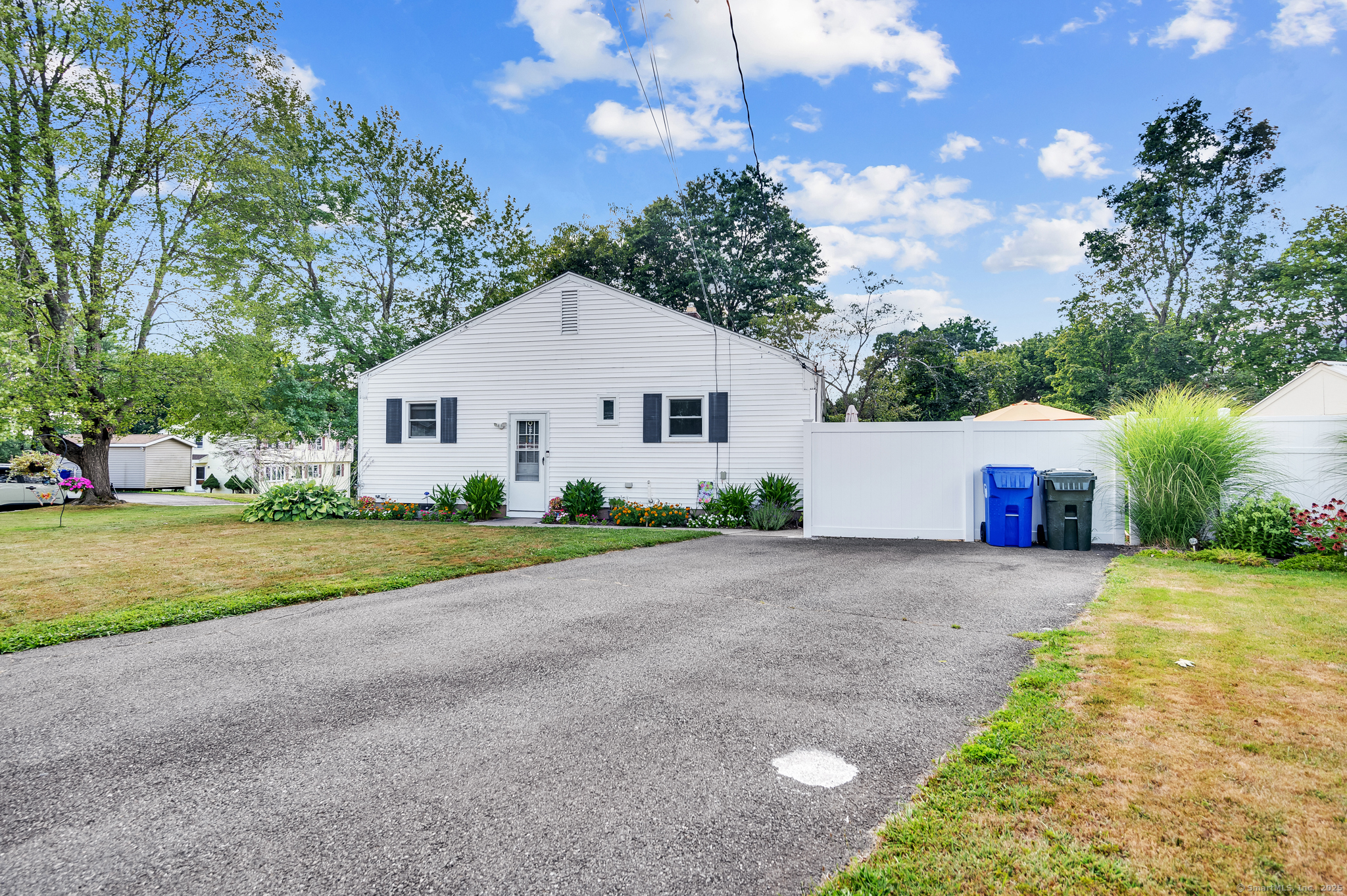 Newington, Connecticut 06111, United States, 2 Bedrooms Bedrooms, ,2 BathroomsBathrooms,Residential,Pending,201073