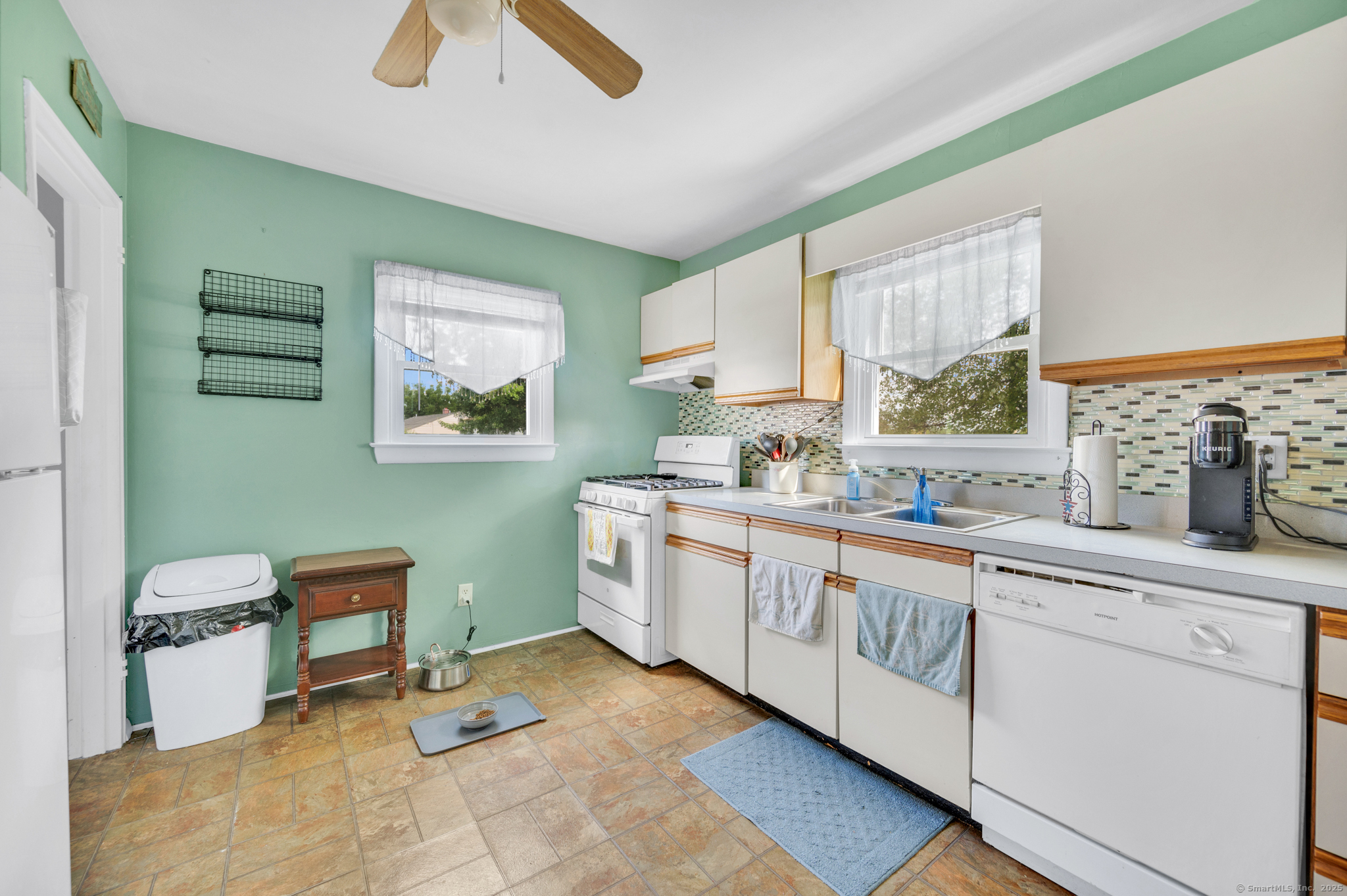 Newington, Connecticut 06111, United States, 2 Bedrooms Bedrooms, ,2 BathroomsBathrooms,Residential,Pending,201073