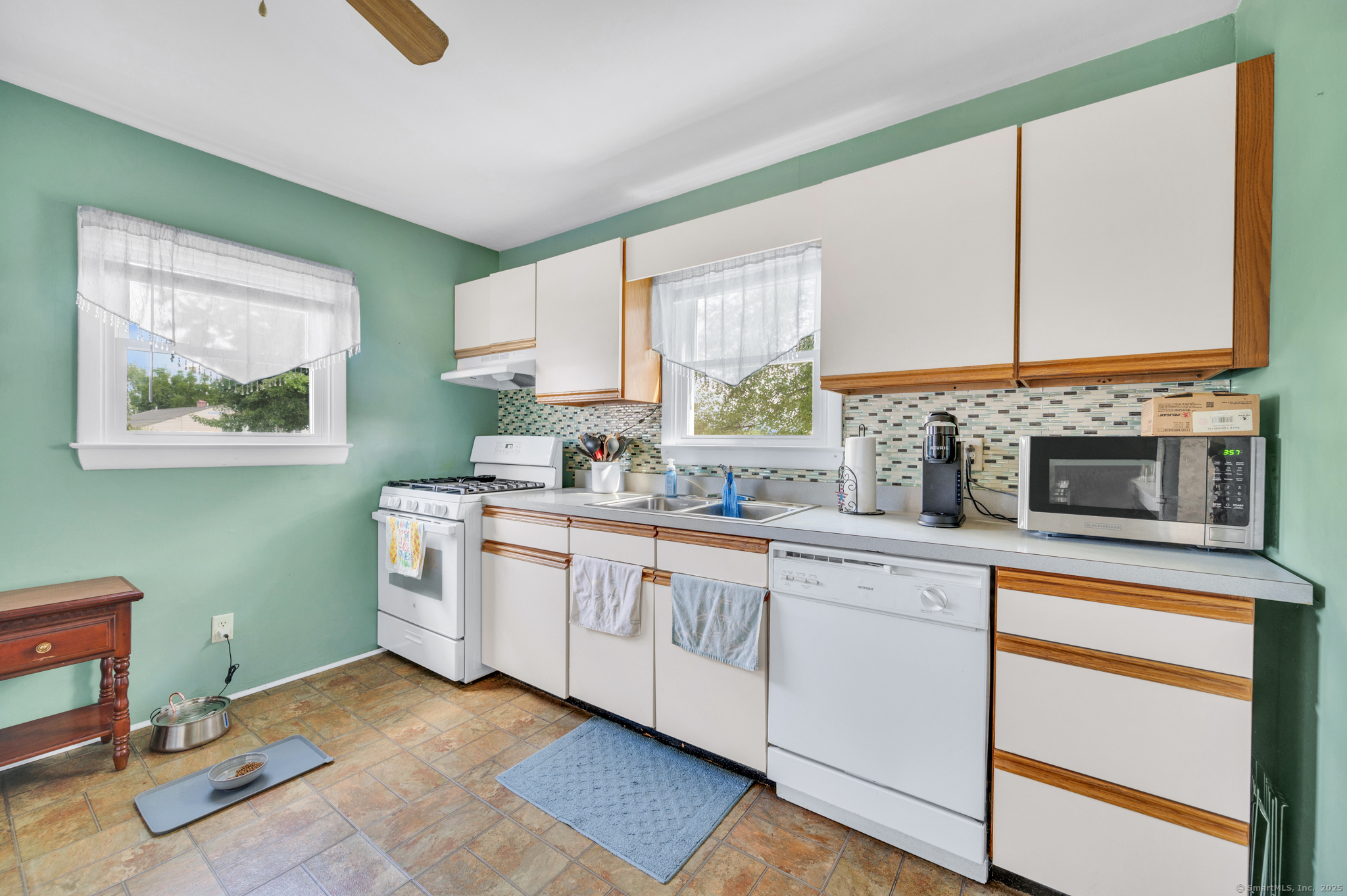 Newington, Connecticut 06111, United States, 2 Bedrooms Bedrooms, ,2 BathroomsBathrooms,Residential,Pending,201073