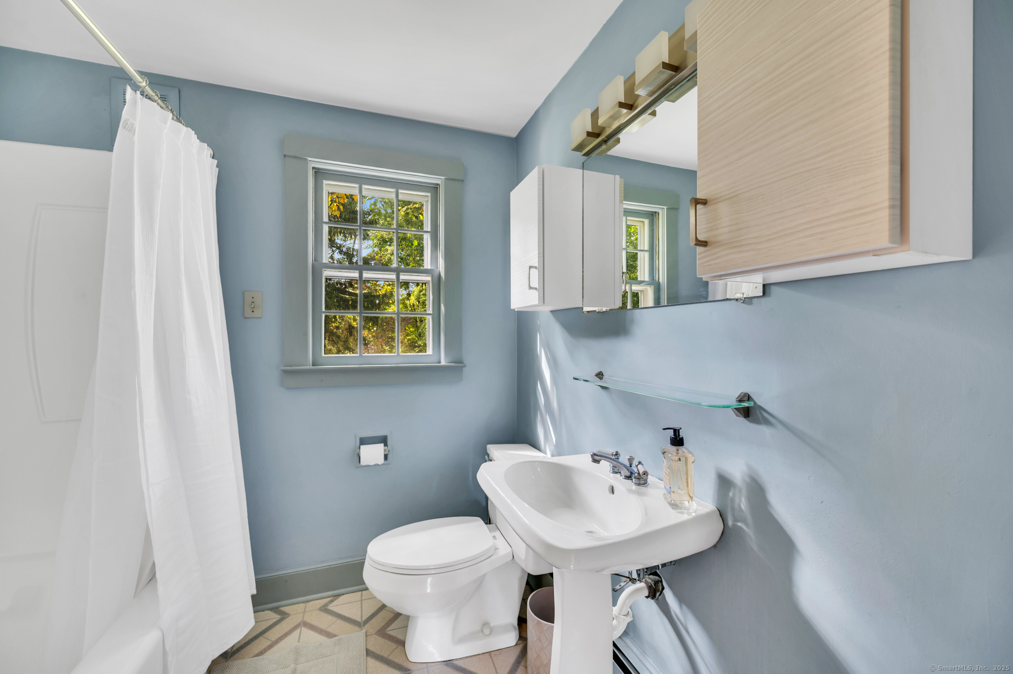 Middletown, Connecticut 06457, United States, 4 Bedrooms Bedrooms, ,1 BathroomBathrooms,Residential,Pending,215783