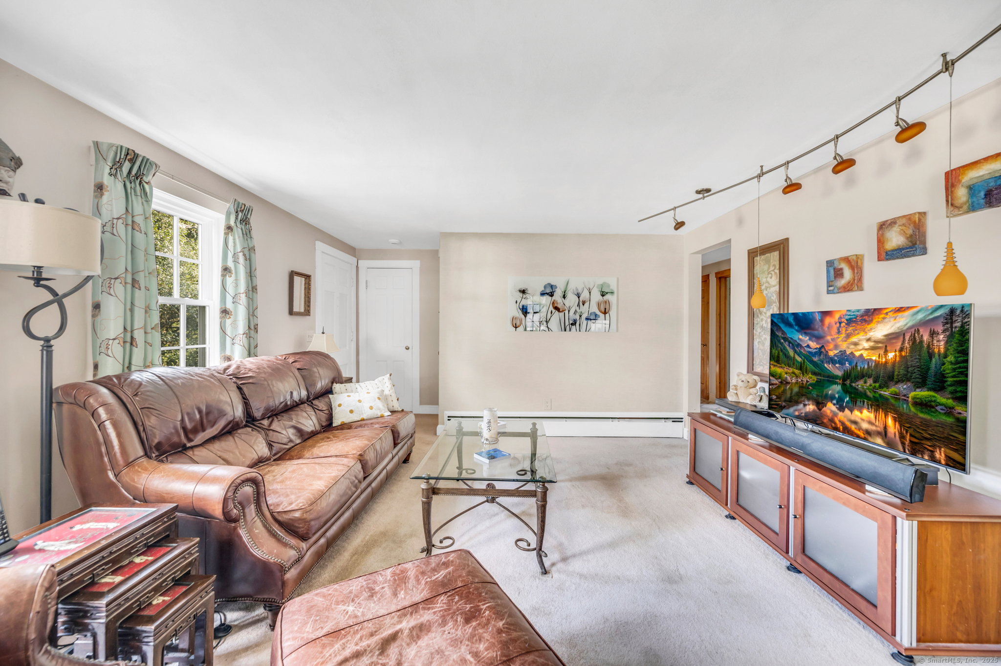 Middletown, Connecticut 06457, United States, 4 Bedrooms Bedrooms, ,1 BathroomBathrooms,Residential,Pending,215783