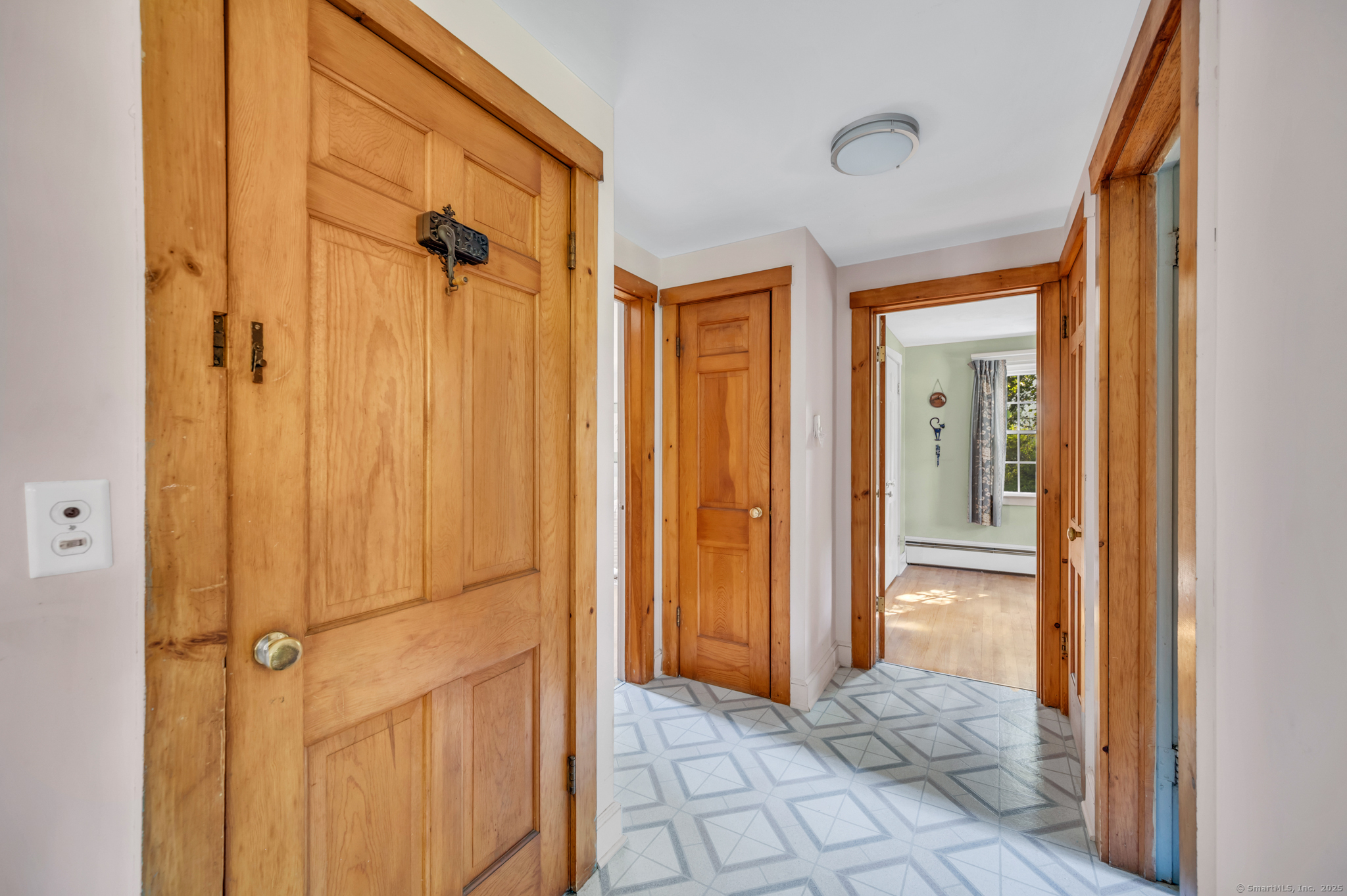 Middletown, Connecticut 06457, United States, 4 Bedrooms Bedrooms, ,1 BathroomBathrooms,Residential,Pending,215783