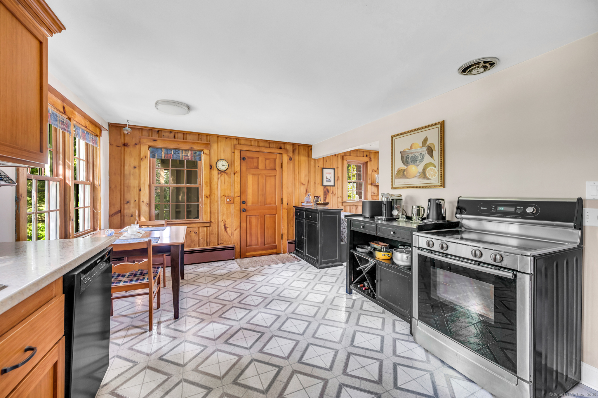 Middletown, Connecticut 06457, United States, 4 Bedrooms Bedrooms, ,1 BathroomBathrooms,Residential,Pending,215783