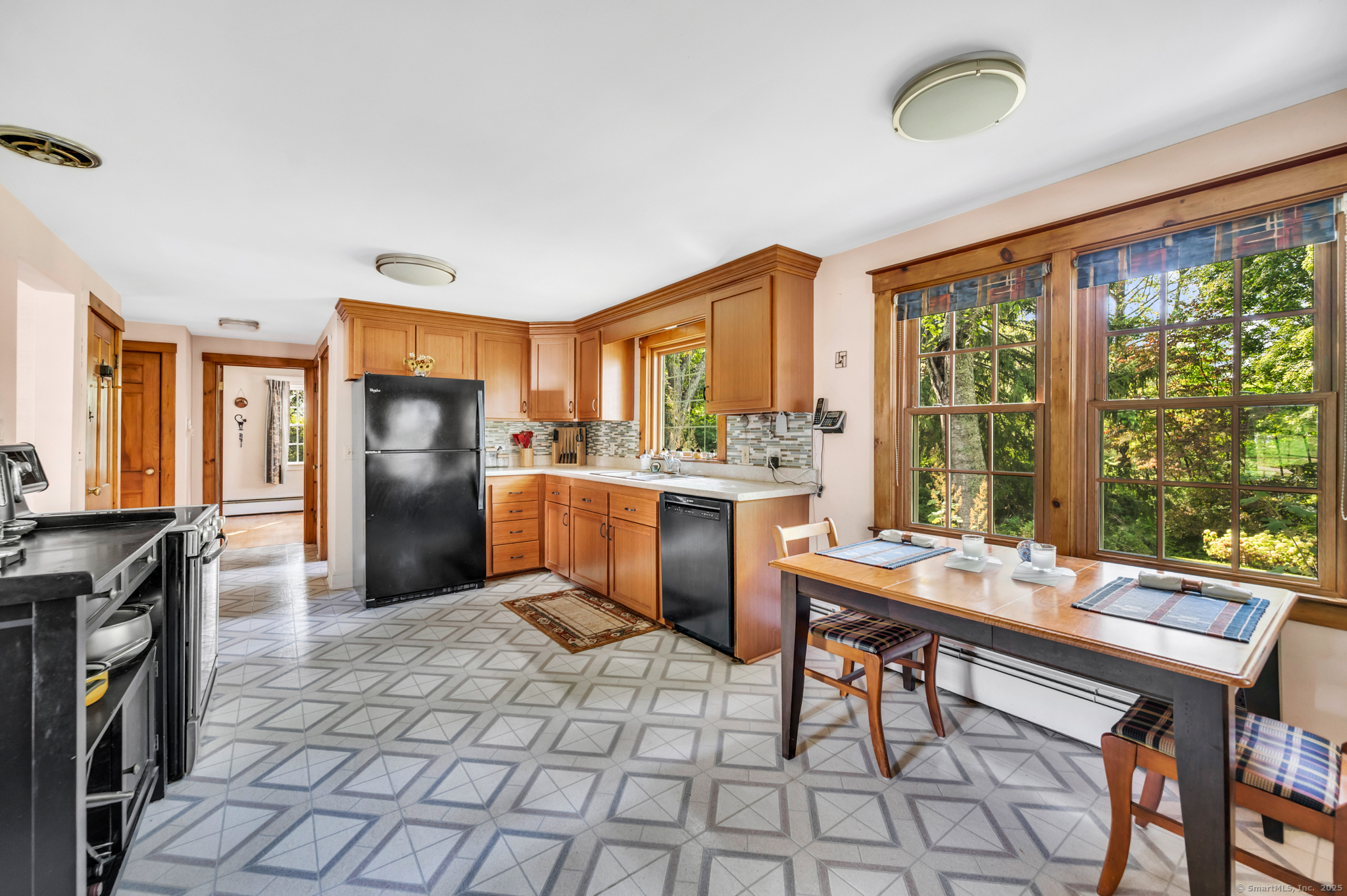 Middletown, Connecticut 06457, United States, 4 Bedrooms Bedrooms, ,1 BathroomBathrooms,Residential,Pending,215783