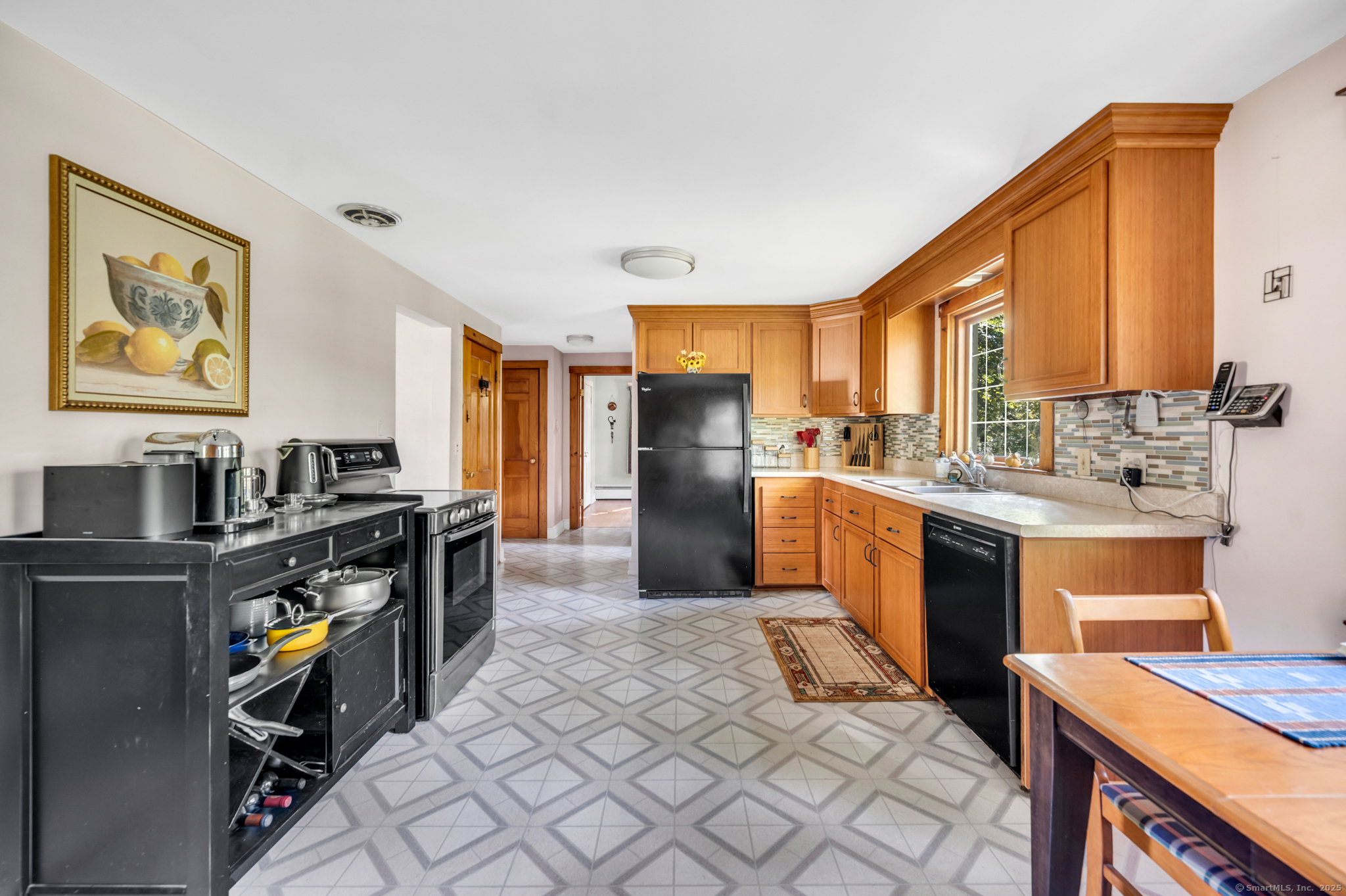 Middletown, Connecticut 06457, United States, 4 Bedrooms Bedrooms, ,1 BathroomBathrooms,Residential,Pending,215783