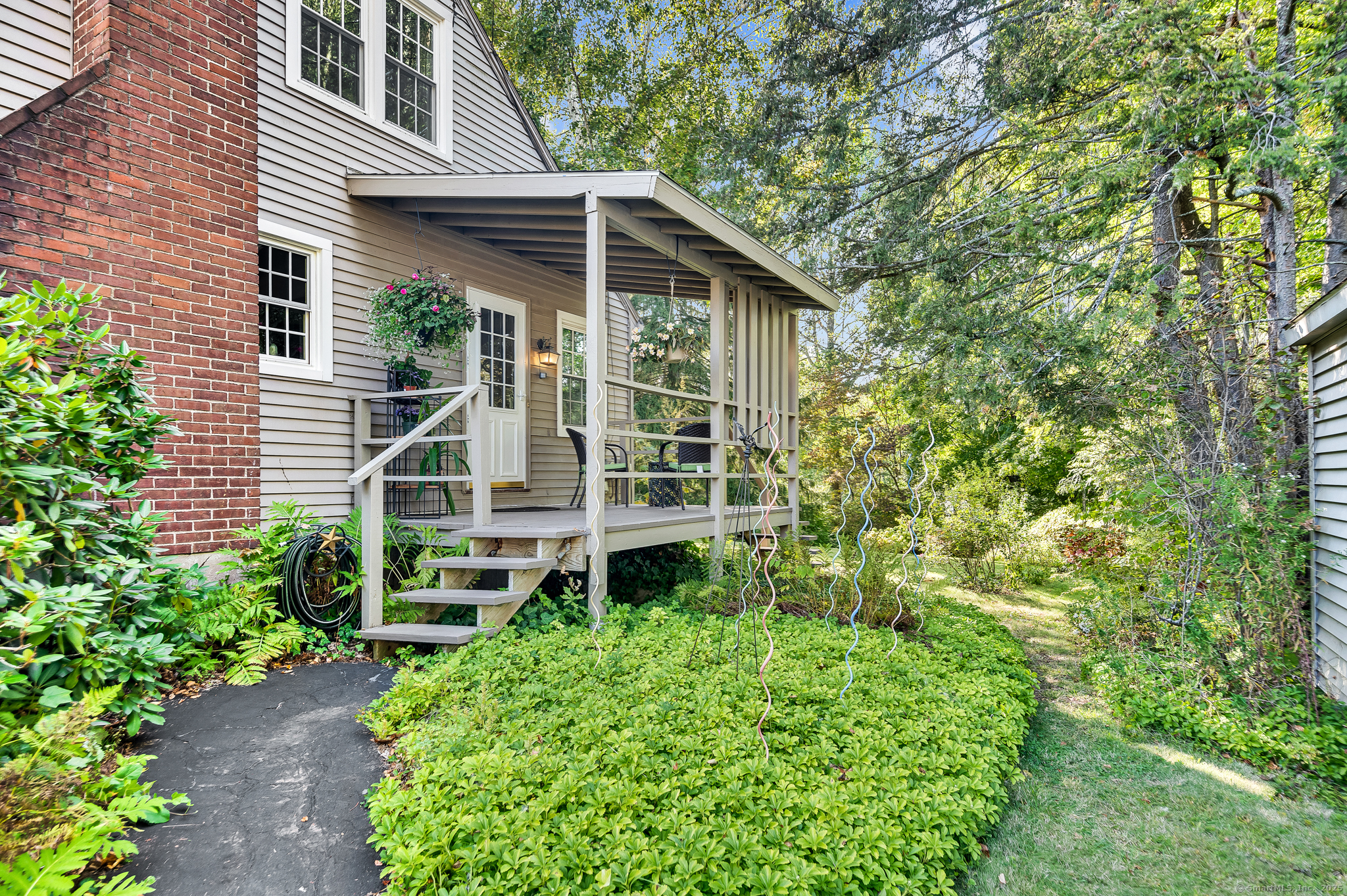 Middletown, Connecticut 06457, United States, 4 Bedrooms Bedrooms, ,1 BathroomBathrooms,Residential,Pending,215783