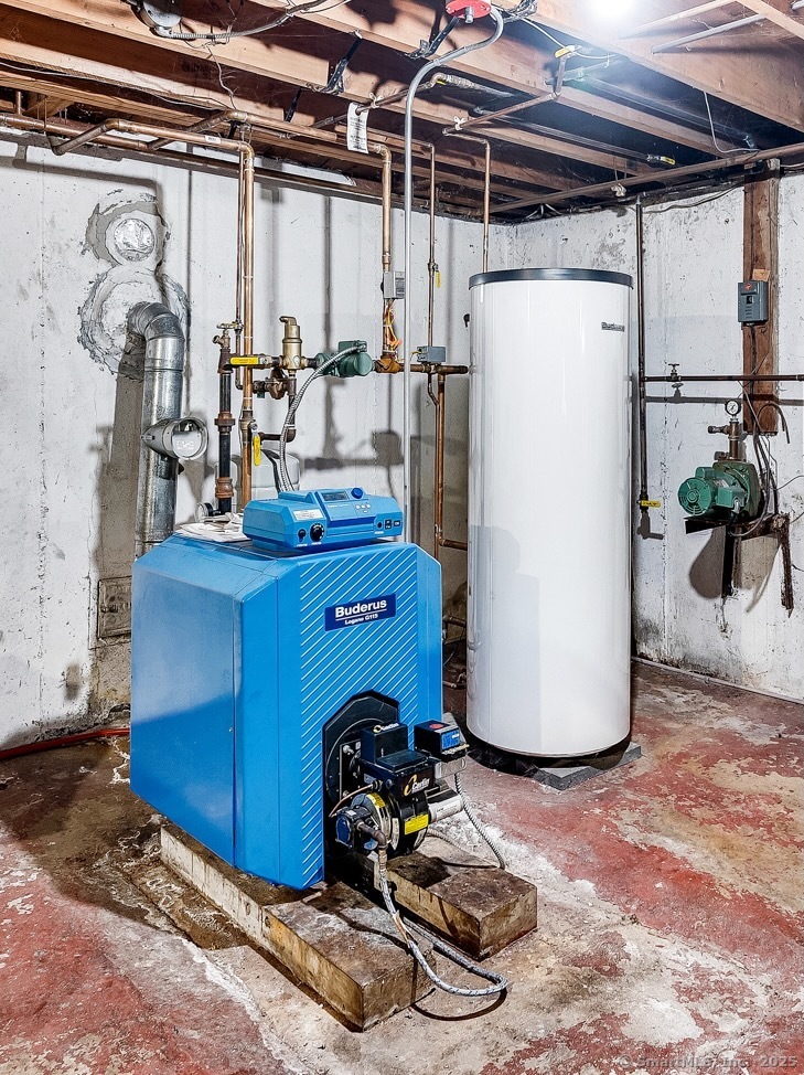 Middletown, Connecticut 06457, United States, 4 Bedrooms Bedrooms, ,1 BathroomBathrooms,Residential,Pending,215783