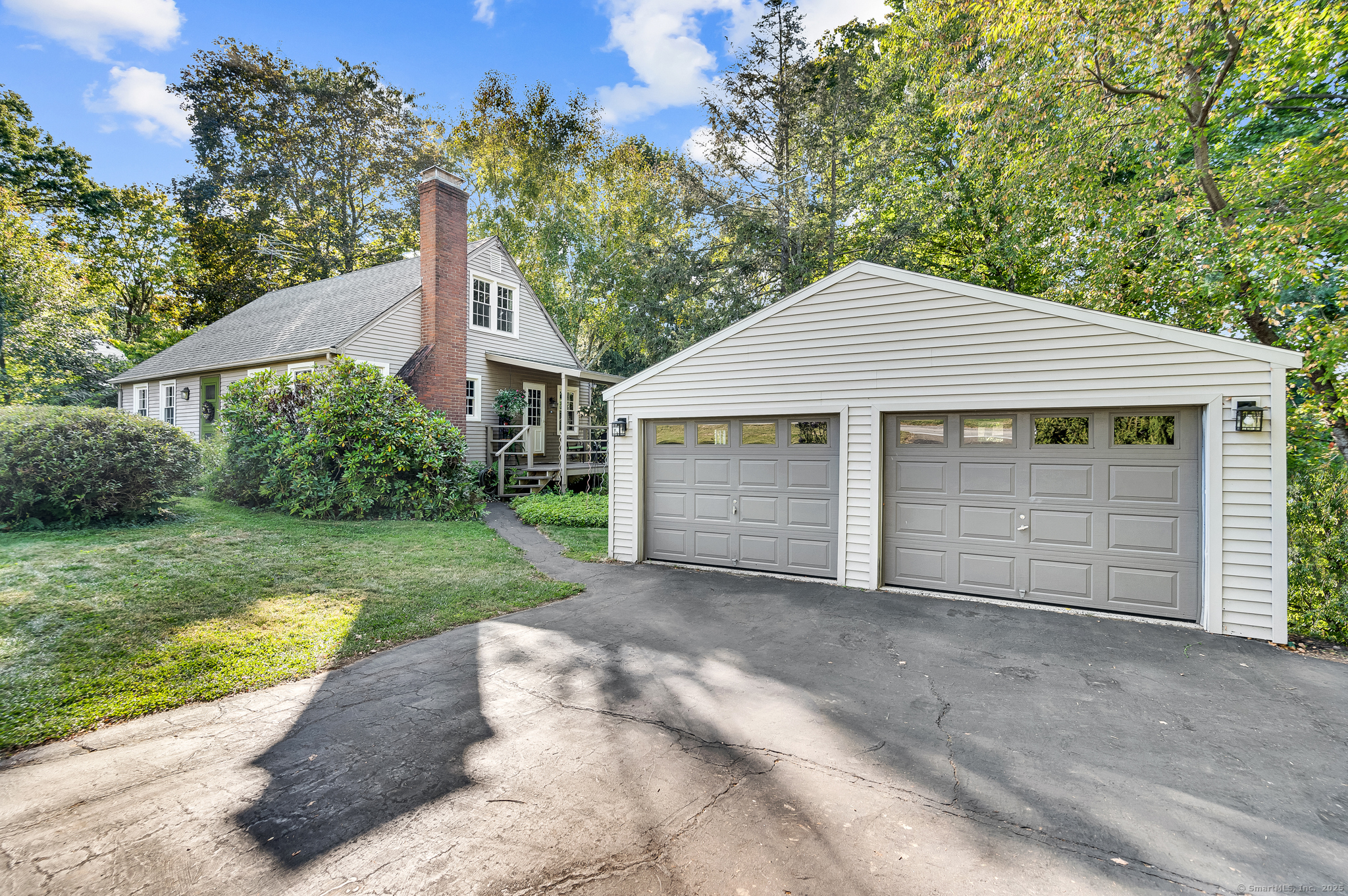 Middletown, Connecticut 06457, United States, 4 Bedrooms Bedrooms, ,1 BathroomBathrooms,Residential,Pending,215783