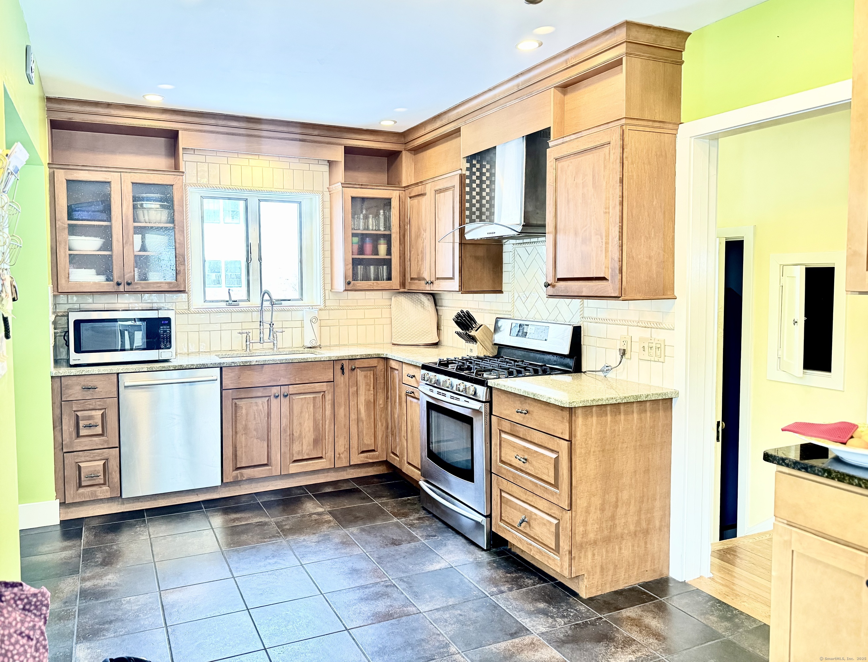 975 Ocean Avenue, New London, Connecticut image 12