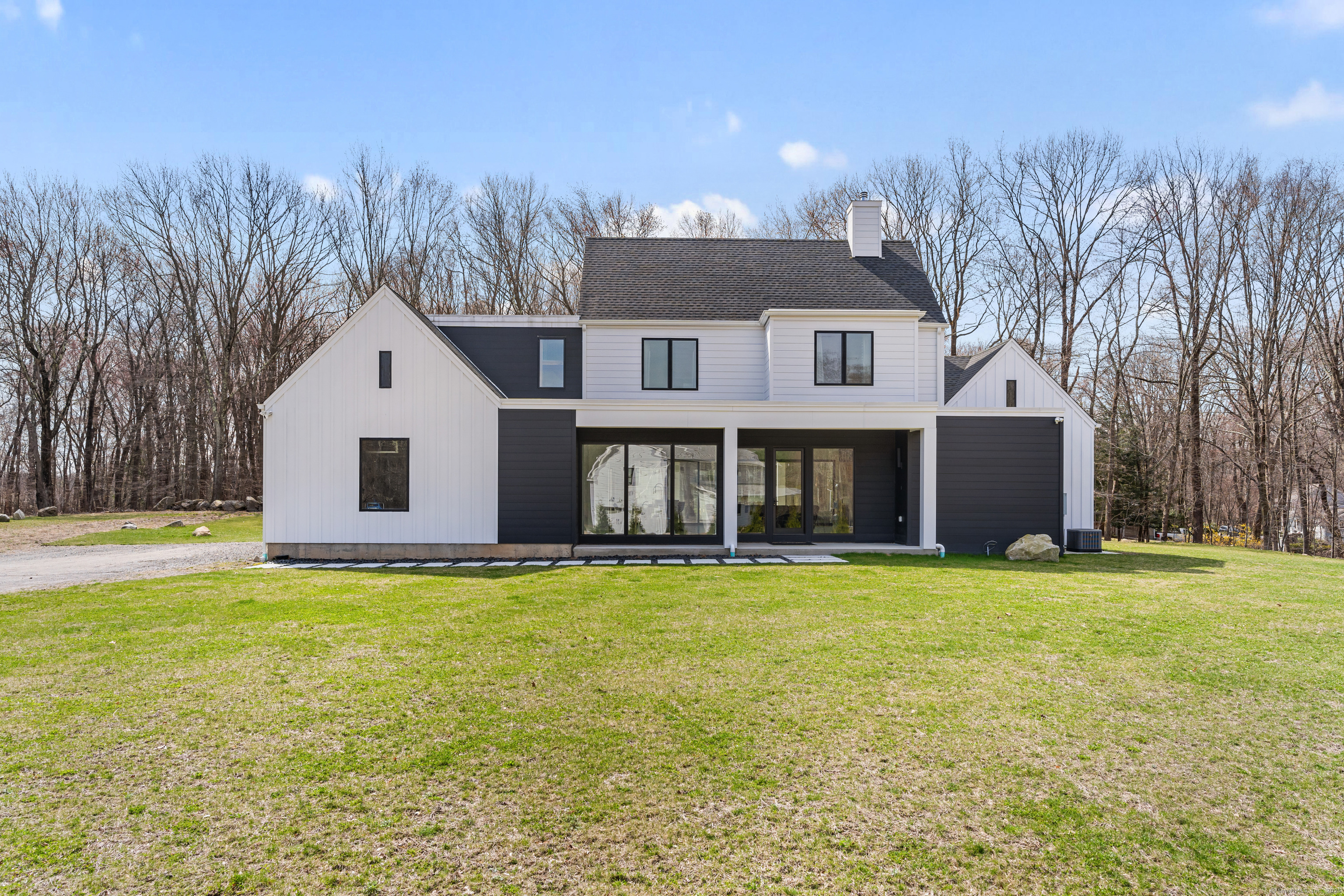 Fullin Lane, Wilton, Connecticut - 4 Bedrooms  
3 Bathrooms  
7 Rooms - 