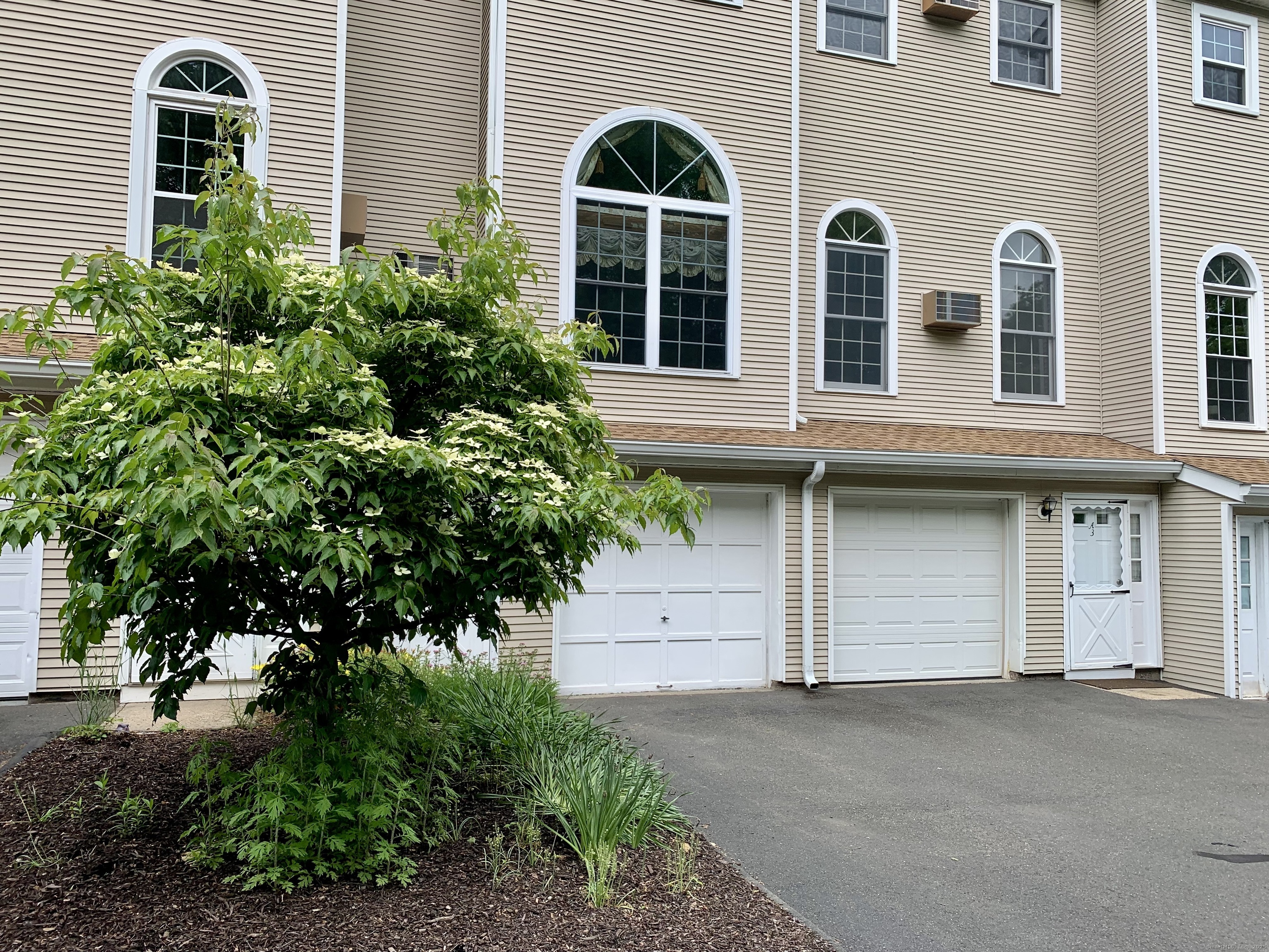 Bristol Street Apt A3, Waterbury, Connecticut - 2 Bedrooms  
2 Bathrooms  
6 Rooms - 