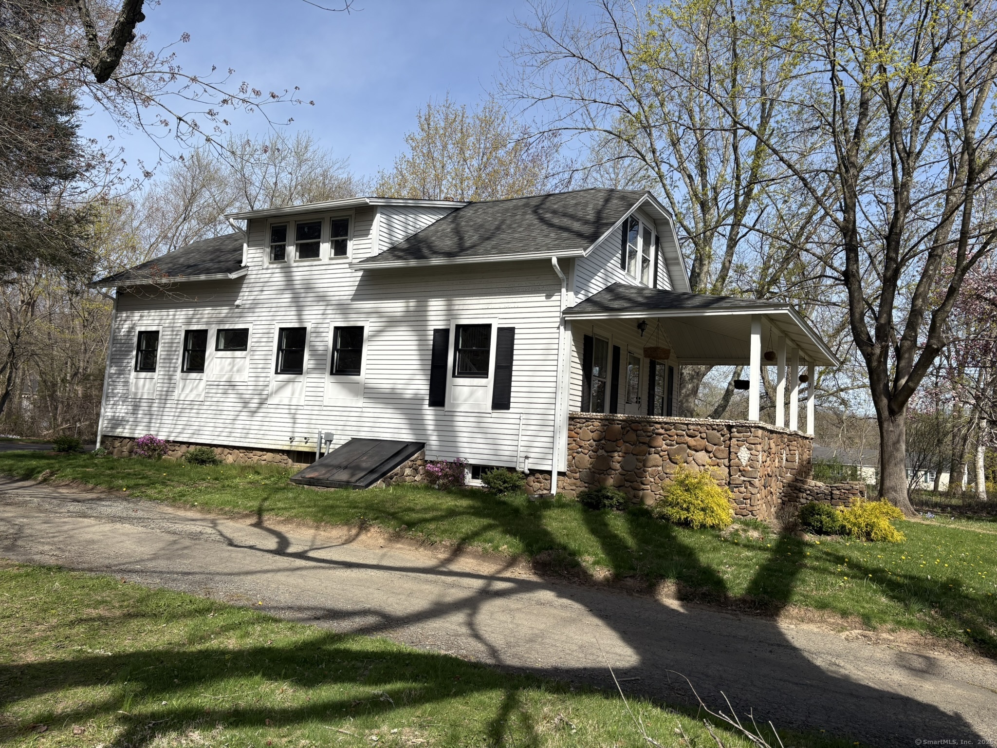 Boston Post Road, Guilford, Connecticut - 3 Bedrooms  
2 Bathrooms  
8 Rooms - 