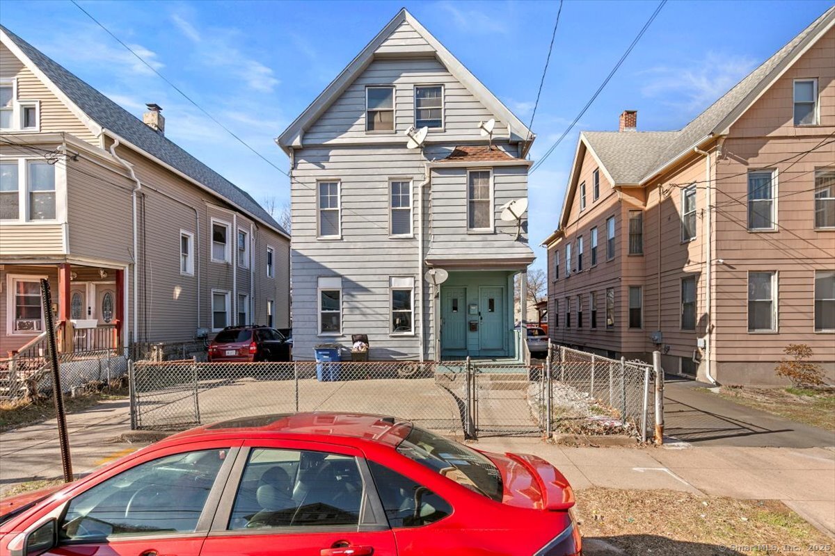 Lombard Street, New Haven, Connecticut - 5 Bedrooms  
2 Bathrooms  
10 Rooms - 