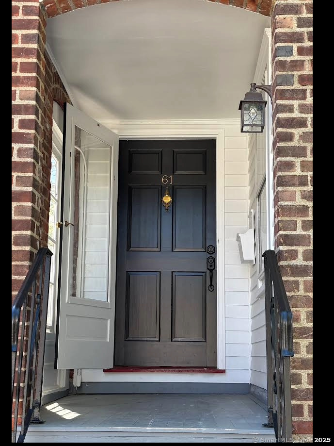 Longview Avenue, Fairfield, Connecticut - 3 Bedrooms  
2 Bathrooms  
8 Rooms - 