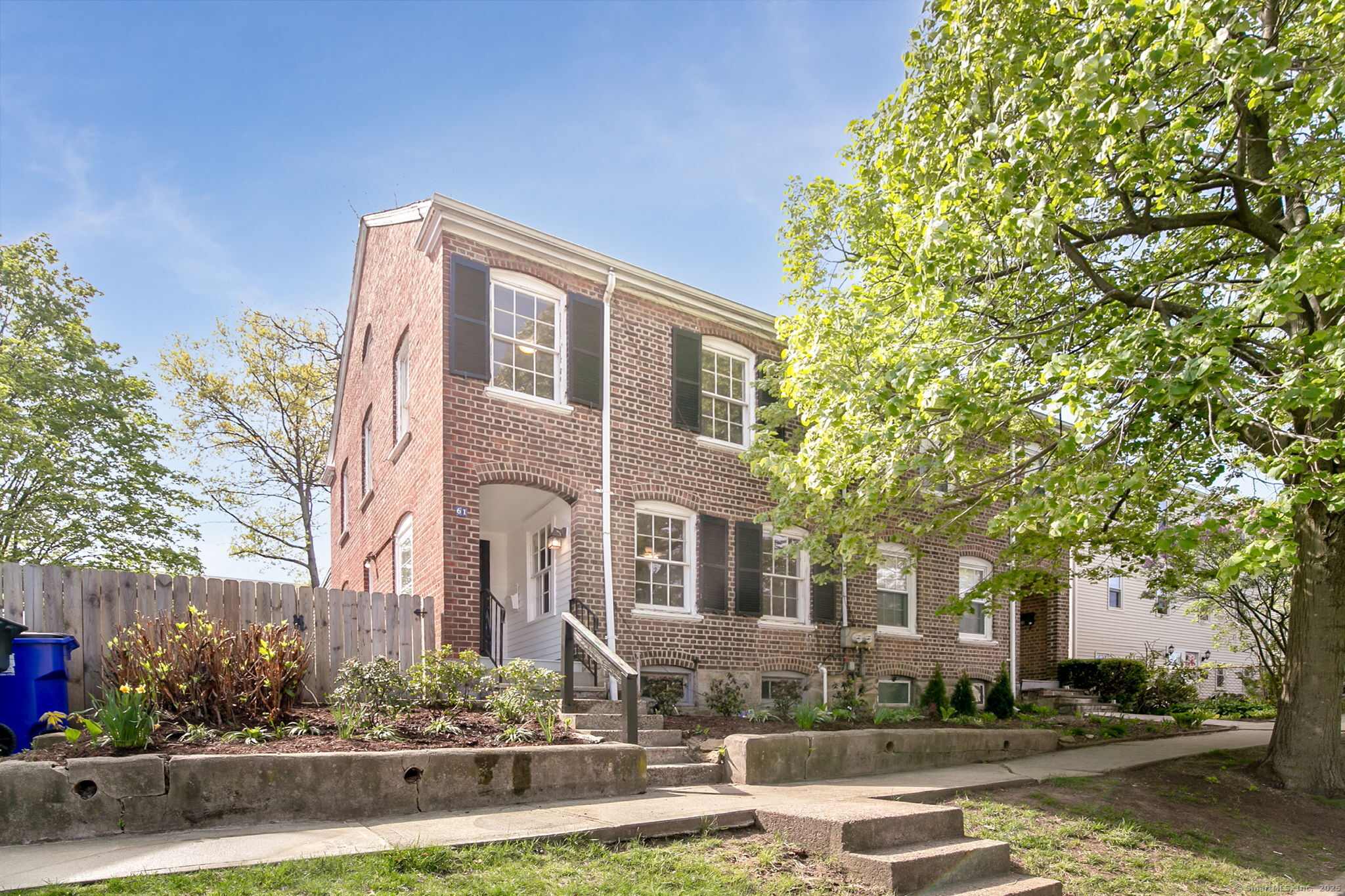 Longview Avenue, Fairfield, Connecticut - 3 Bedrooms  
2 Bathrooms  
8 Rooms - 
