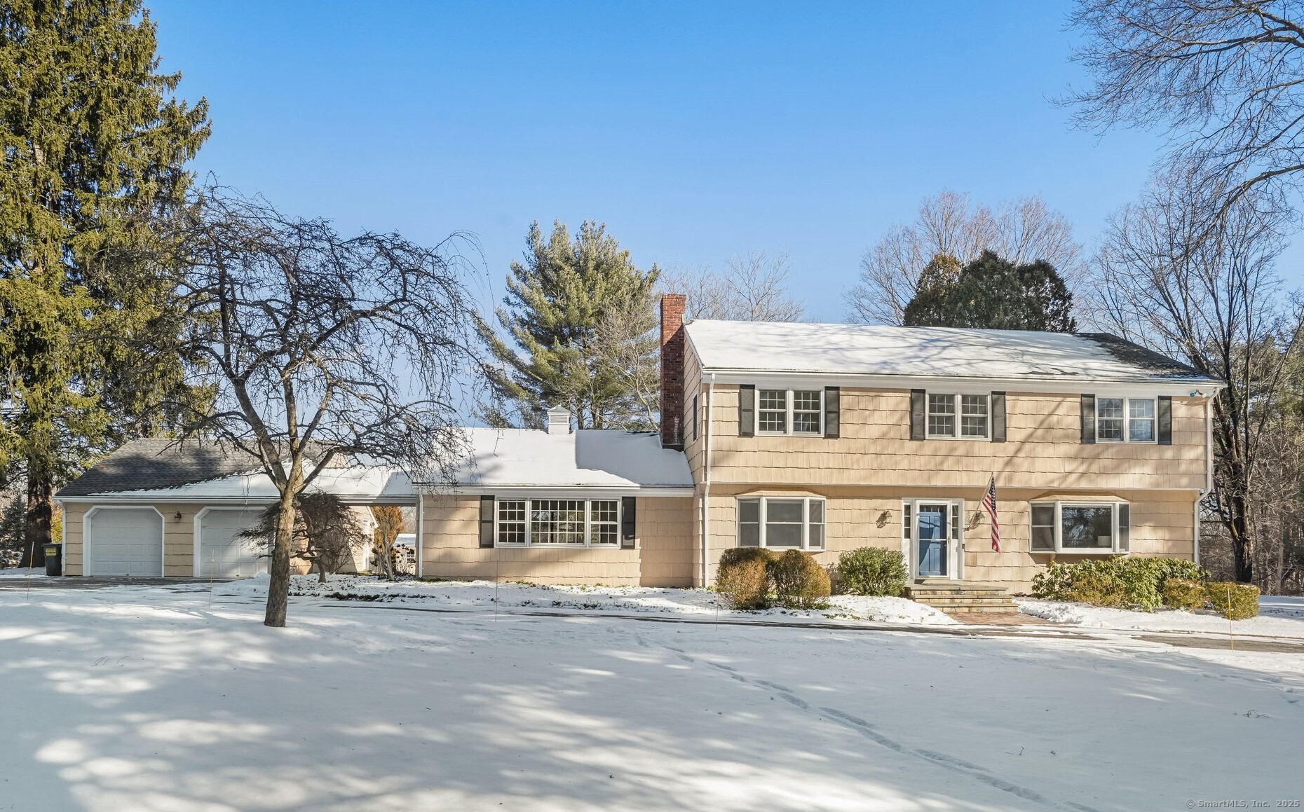 Hunting Ridge Road, Stamford, Connecticut - 4 Bedrooms  
3 Bathrooms  
8 Rooms - 