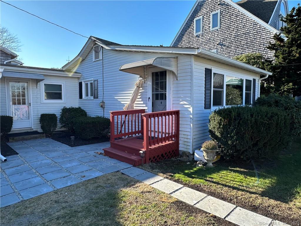 Reed Avenue, Waterford, Connecticut - 1 Bedrooms  
1 Bathrooms  
5 Rooms - 