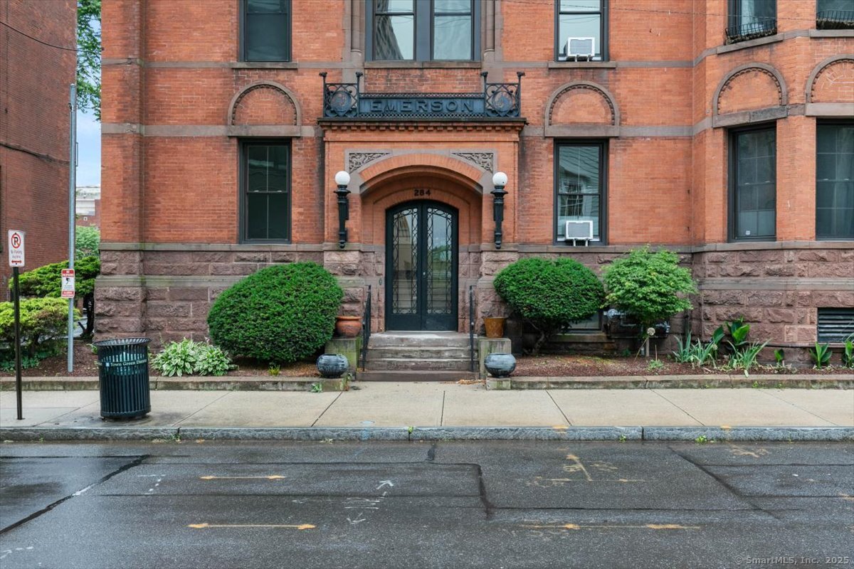 Orange Street 203, New Haven, Connecticut - 1 Bedrooms  
1 Bathrooms  
4 Rooms - 