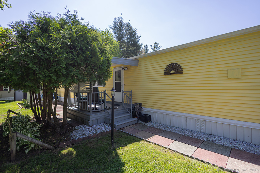 Property for Sale at Riverview Drive, Plainville, Connecticut - Bedrooms: 2 
Bathrooms: 1 
Rooms: 5  - $89,900