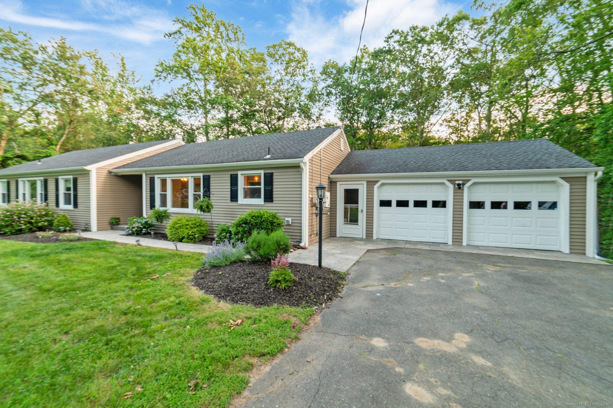 Oxford, Connecticut 06478, United States, 4 Bedrooms Bedrooms, ,3 BathroomsBathrooms,Residential,Active,165101