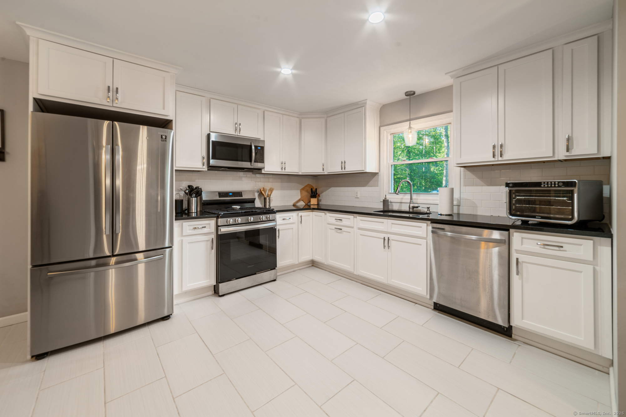 Oxford, Connecticut 06478, United States, 4 Bedrooms Bedrooms, ,3 BathroomsBathrooms,Residential,Active,165101