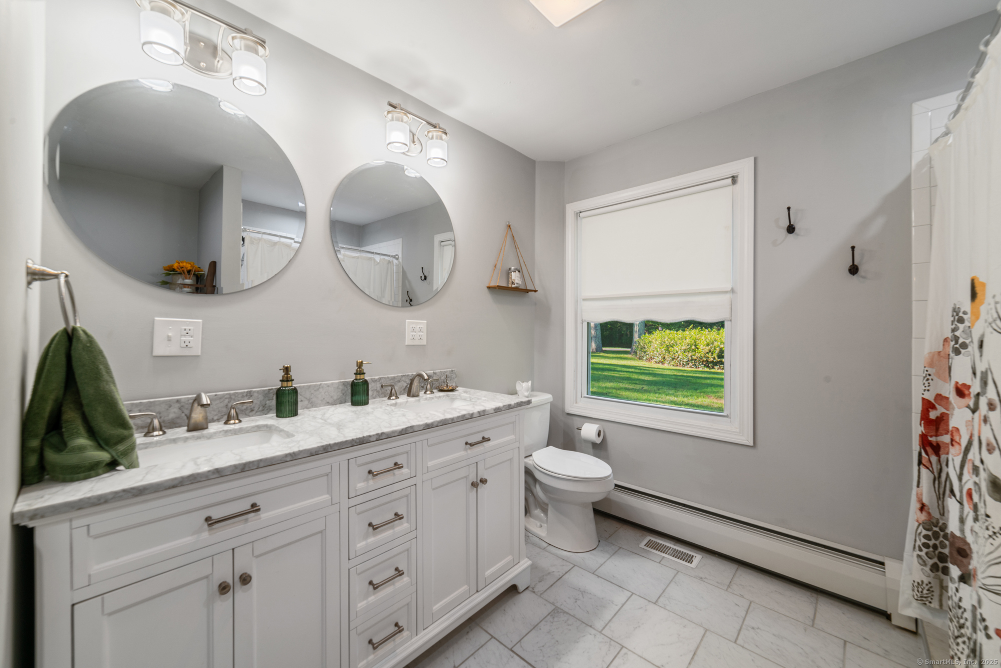 Oxford, Connecticut 06478, United States, 4 Bedrooms Bedrooms, ,3 BathroomsBathrooms,Residential,Active,165101