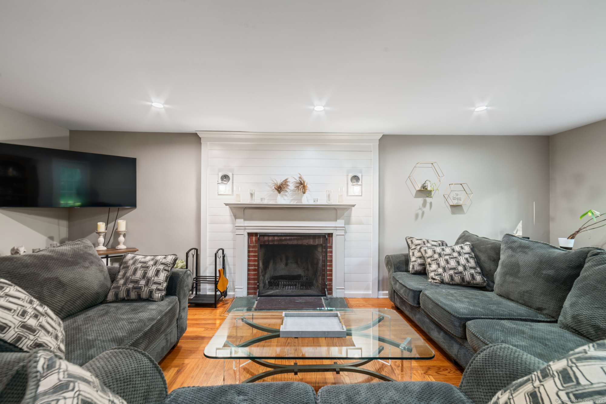 Oxford, Connecticut 06478, United States, 4 Bedrooms Bedrooms, ,3 BathroomsBathrooms,Residential,Active,165101