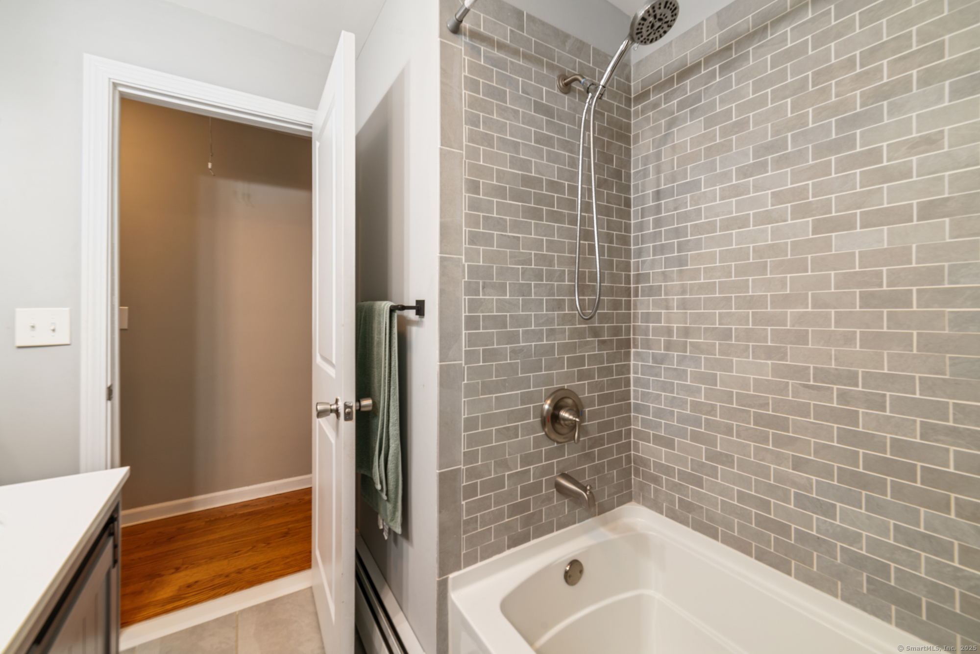 Oxford, Connecticut 06478, United States, 4 Bedrooms Bedrooms, ,3 BathroomsBathrooms,Residential,Active,165101