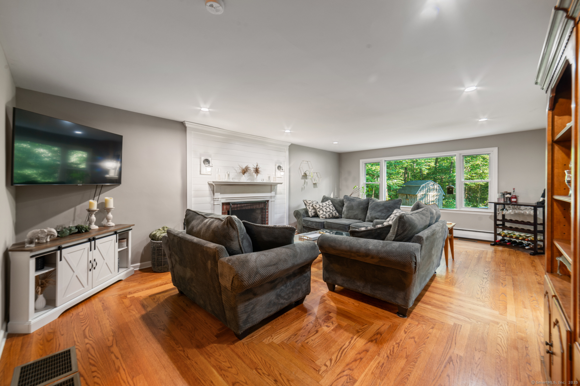 Oxford, Connecticut 06478, United States, 4 Bedrooms Bedrooms, ,3 BathroomsBathrooms,Residential,Active,165101