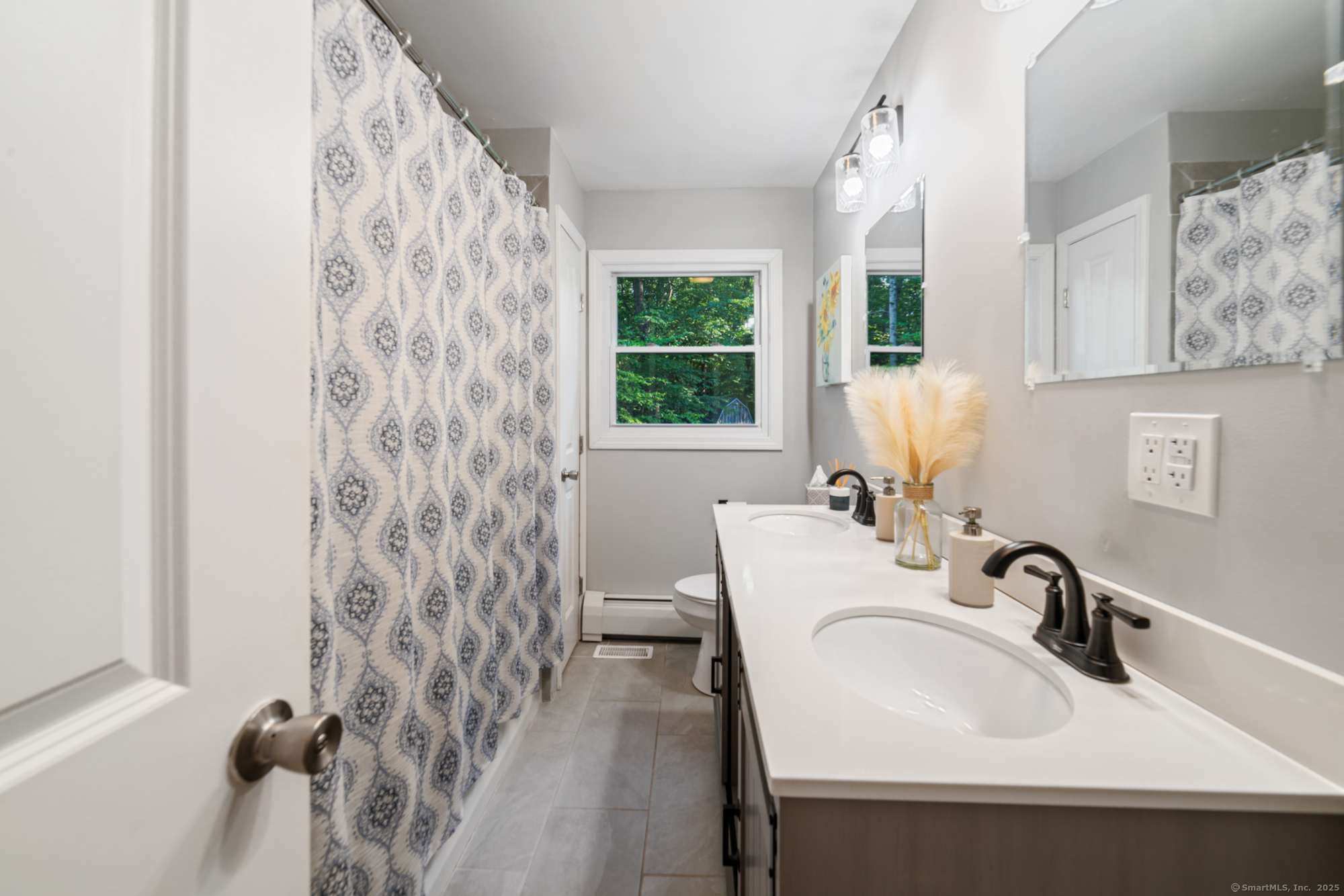 Oxford, Connecticut 06478, United States, 4 Bedrooms Bedrooms, ,3 BathroomsBathrooms,Residential,Active,165101