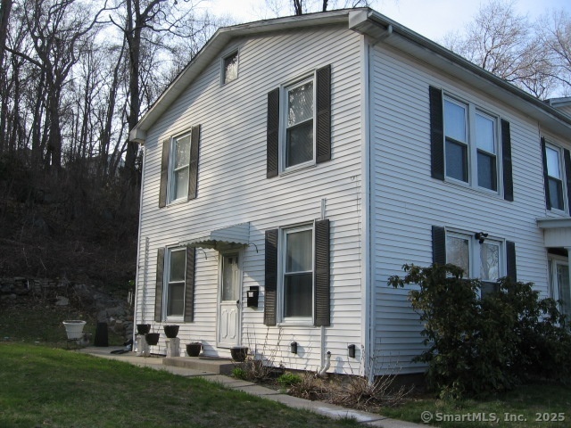 Rental Property at Robinwood Road Left Side, Waterbury, Connecticut - Bedrooms: 2 
Bathrooms: 1 
Rooms: 4  - $1,500 MO.