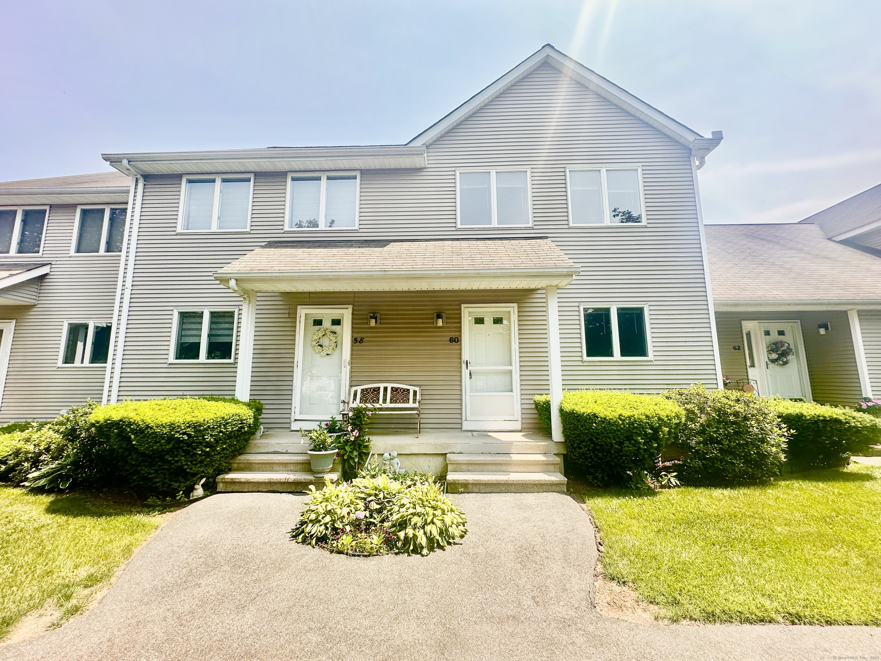 Sunrise Circle 60, Newington, Connecticut - 2 Bedrooms  
2 Bathrooms  
5 Rooms - 