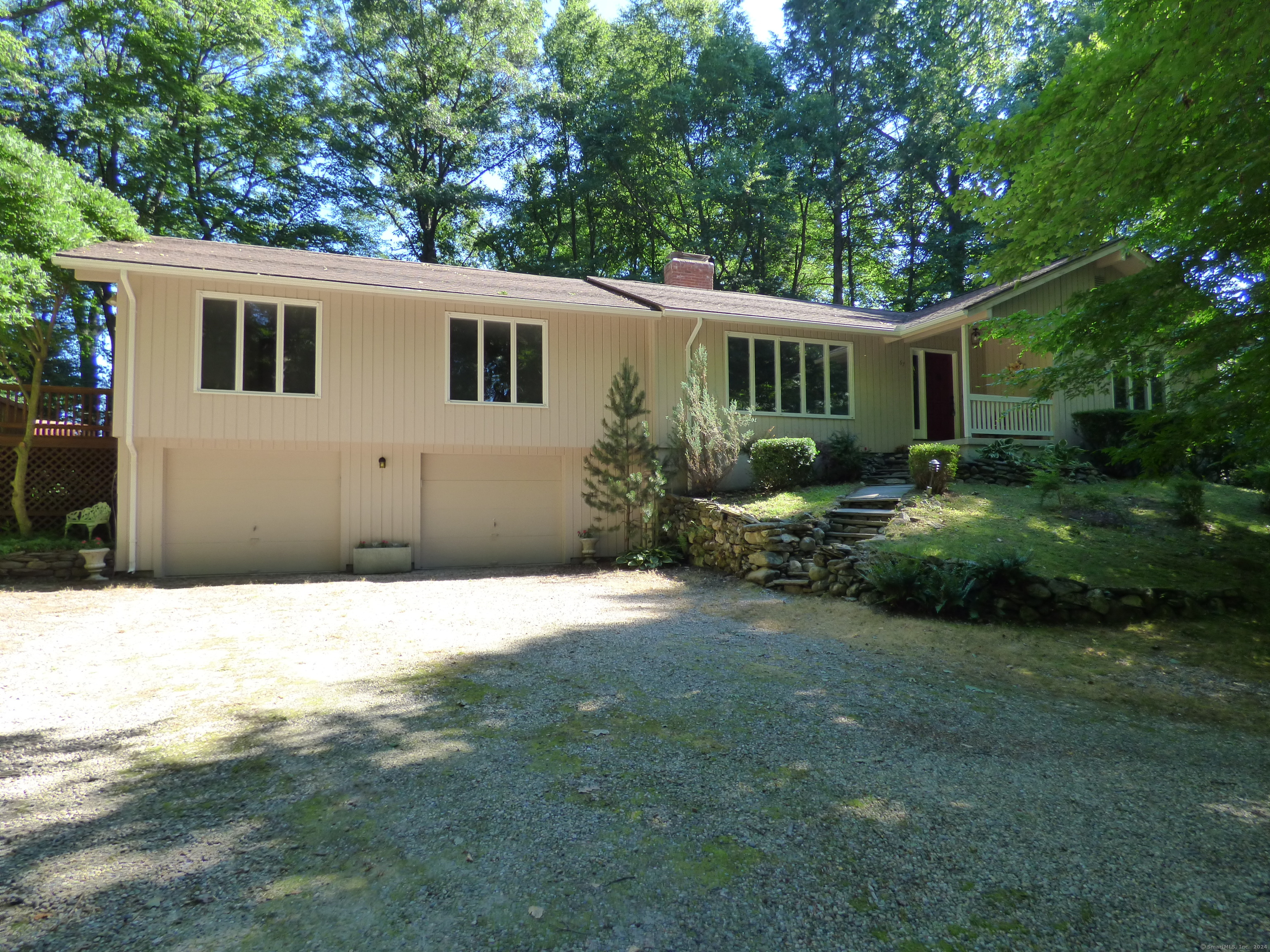 Property for Sale at 67 Quorn Hunt Road, Simsbury, Connecticut - Bedrooms: 4 
Bathrooms: 3 
Rooms: 9  - $599,900