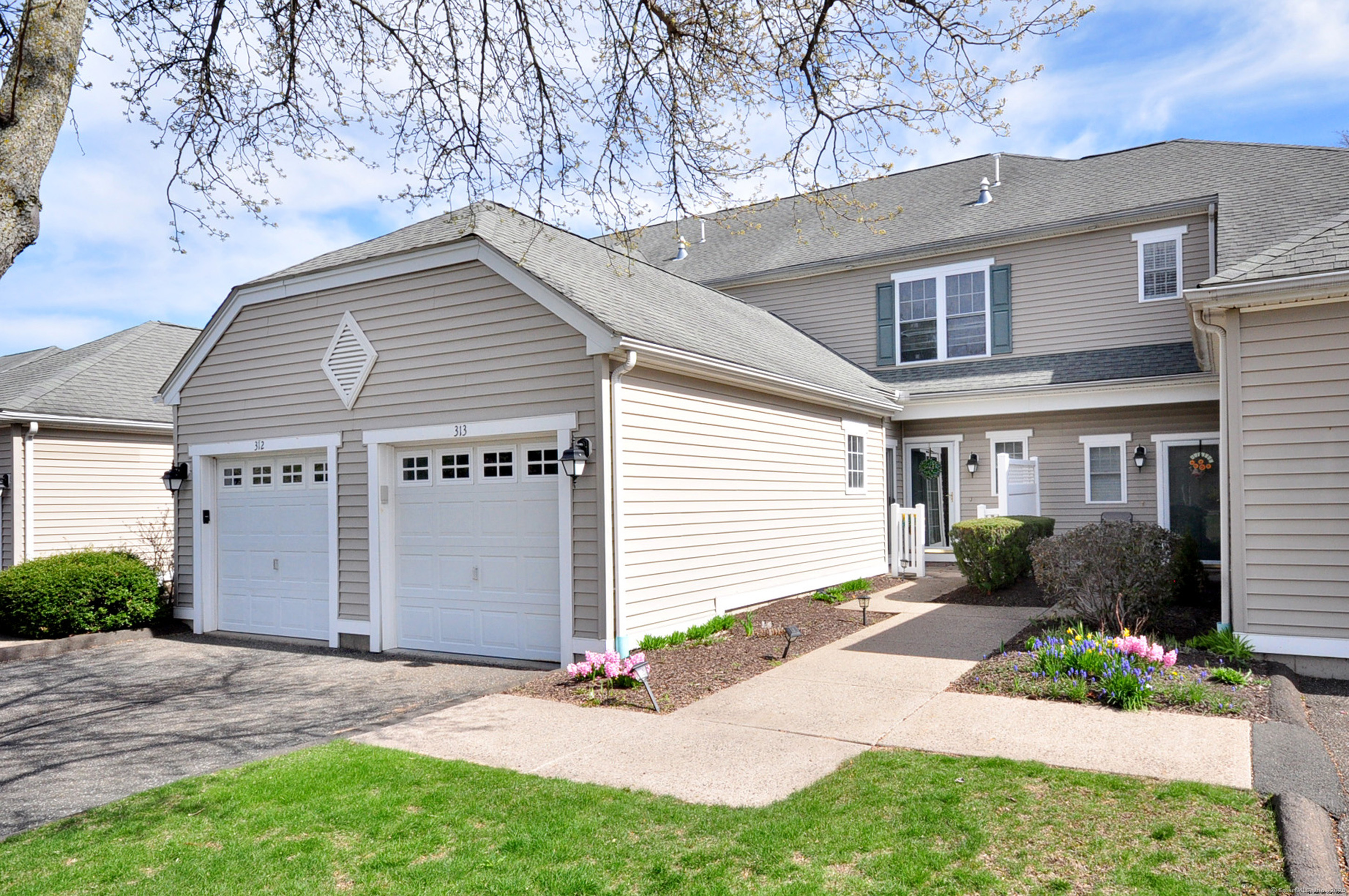 Ives Street 313, Hamden, Connecticut - 2 Bedrooms  
3 Bathrooms  
6 Rooms - 