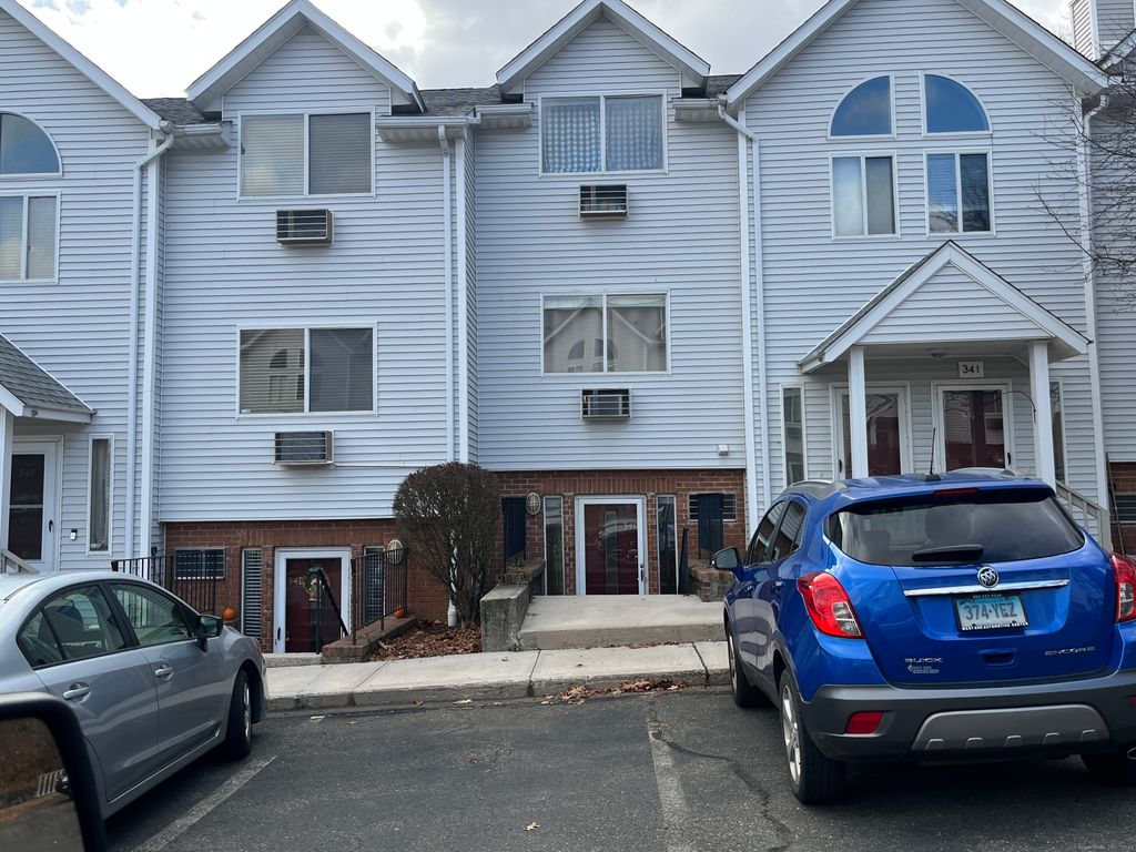 Photo of 925 Oronoke Road #34G, Waterbury, CT 06708 (MLS # 24142375)