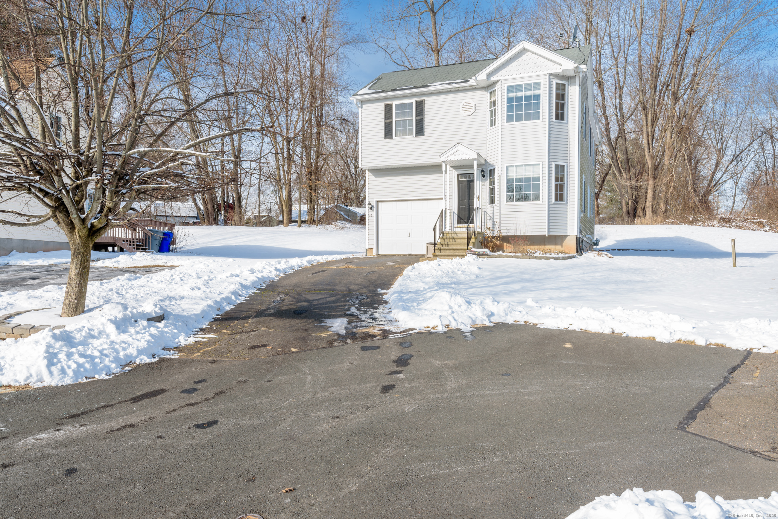 16 Pheasant Hill Drive 16, Enfield, Connecticut - 3 Bedrooms  
3 Bathrooms  
5 Rooms - 