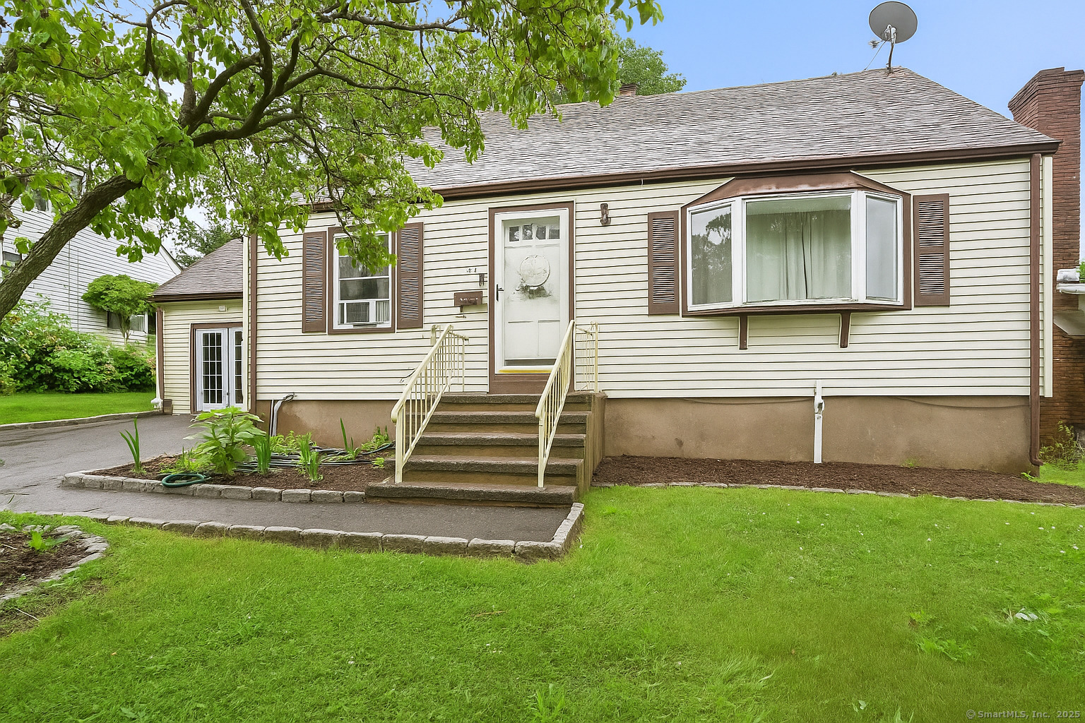 Hickory Street, West Haven, Connecticut - 3 Bedrooms  
2 Bathrooms  
8 Rooms - 