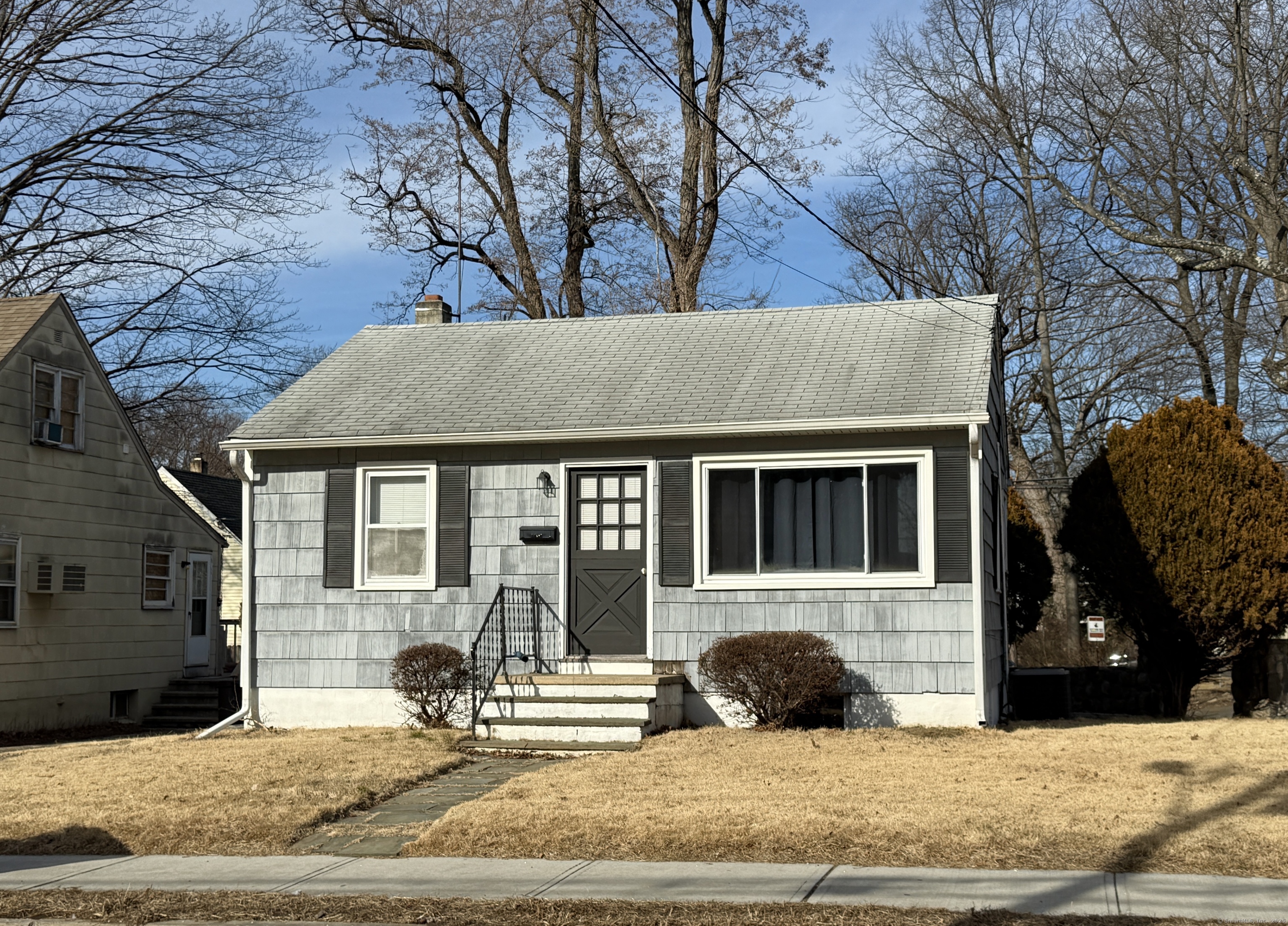 Holcomb Avenue, Stamford, Connecticut - 2 Bedrooms  
2 Bathrooms  
5 Rooms - 