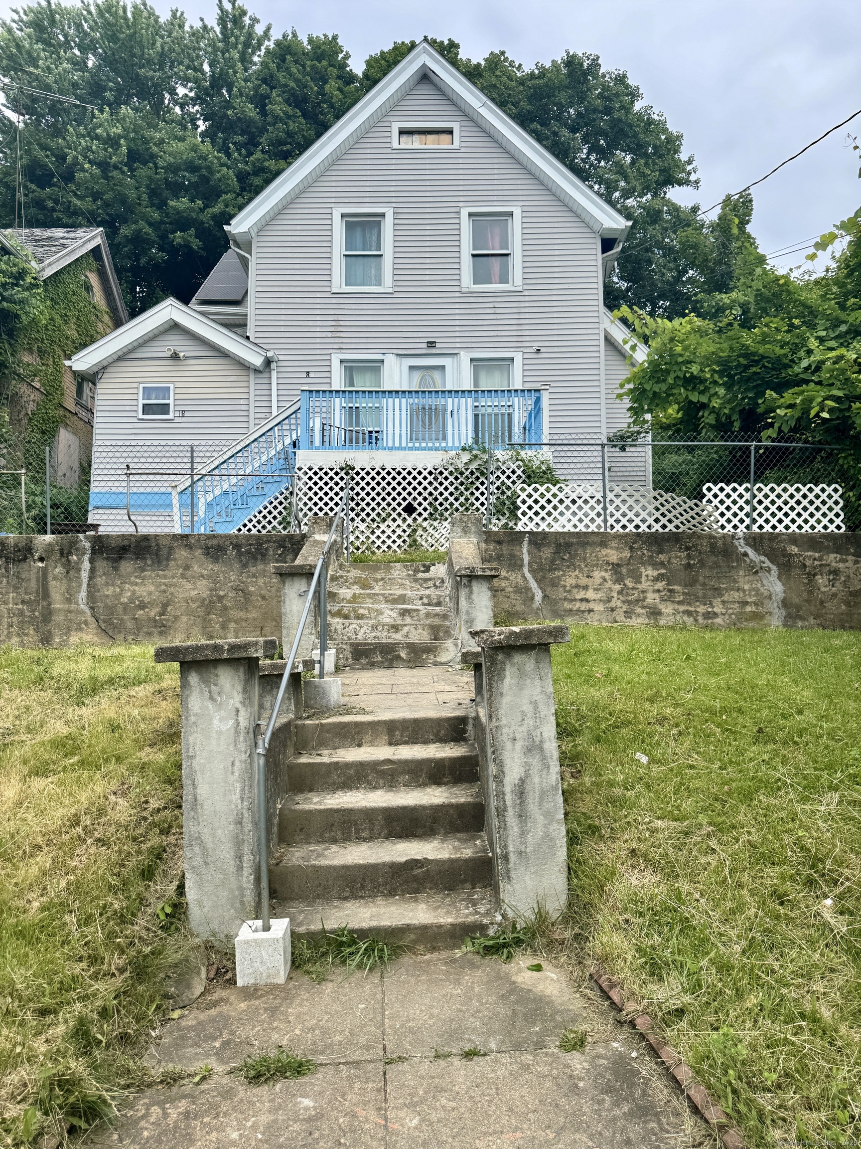 Easton Avenue, Waterbury, Connecticut - 4 Bedrooms  
2 Bathrooms  
6 Rooms - 