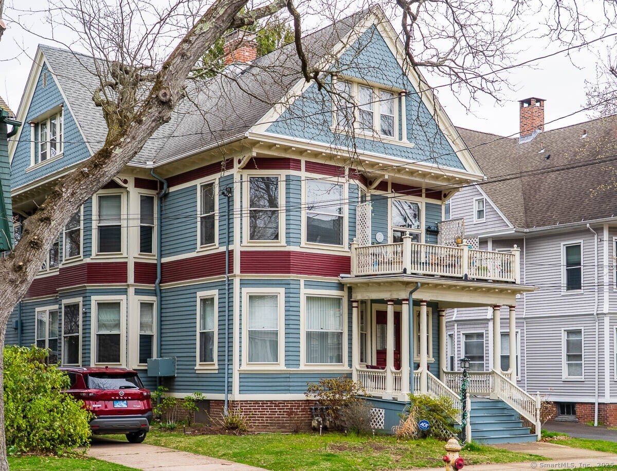 Willow Street, New Haven, Connecticut - 7 Bedrooms  
4 Bathrooms  
17 Rooms - 