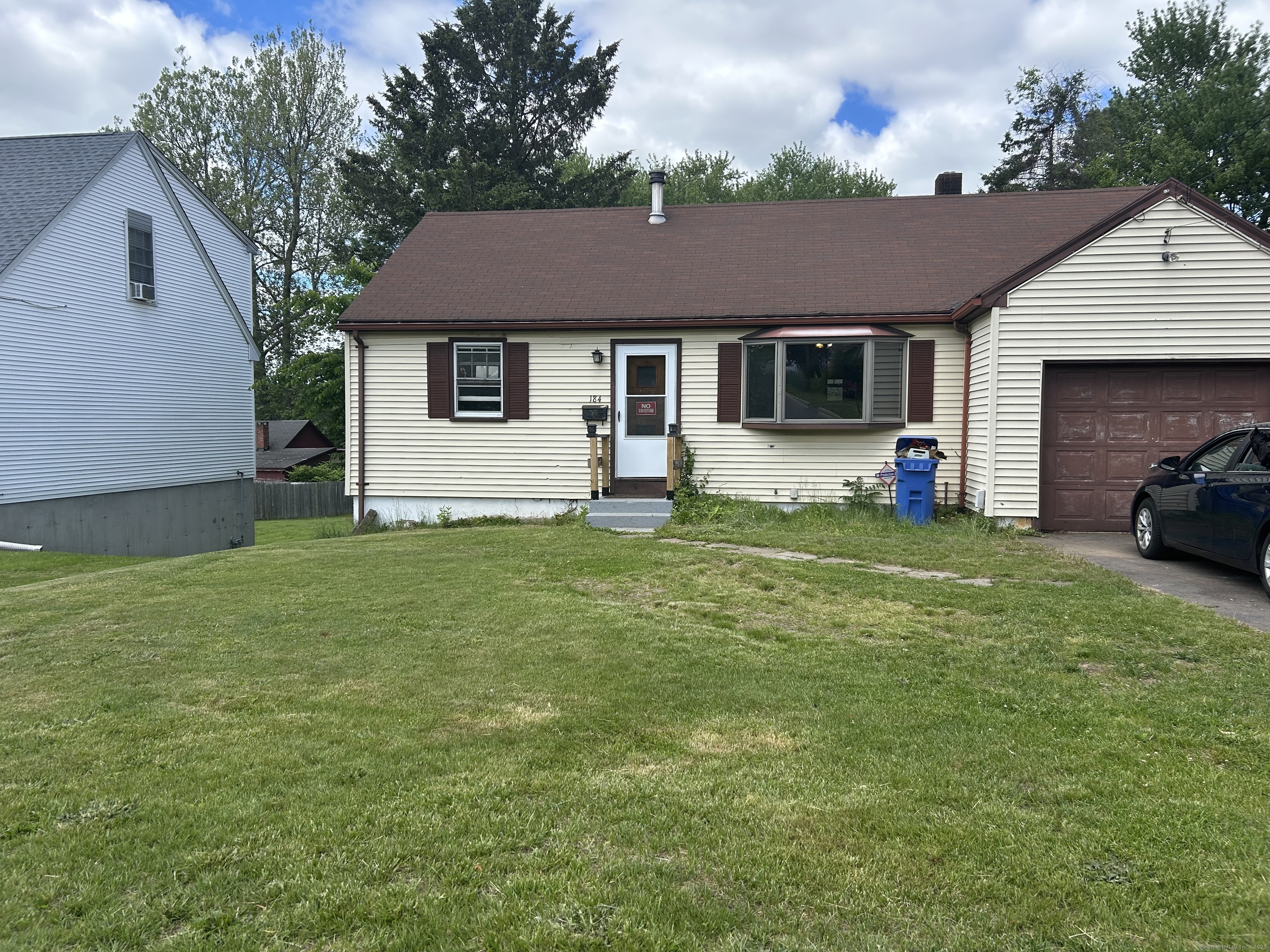 Frisbie Street, Middletown, Connecticut - 2 Bedrooms  
1 Bathrooms  
5 Rooms - 