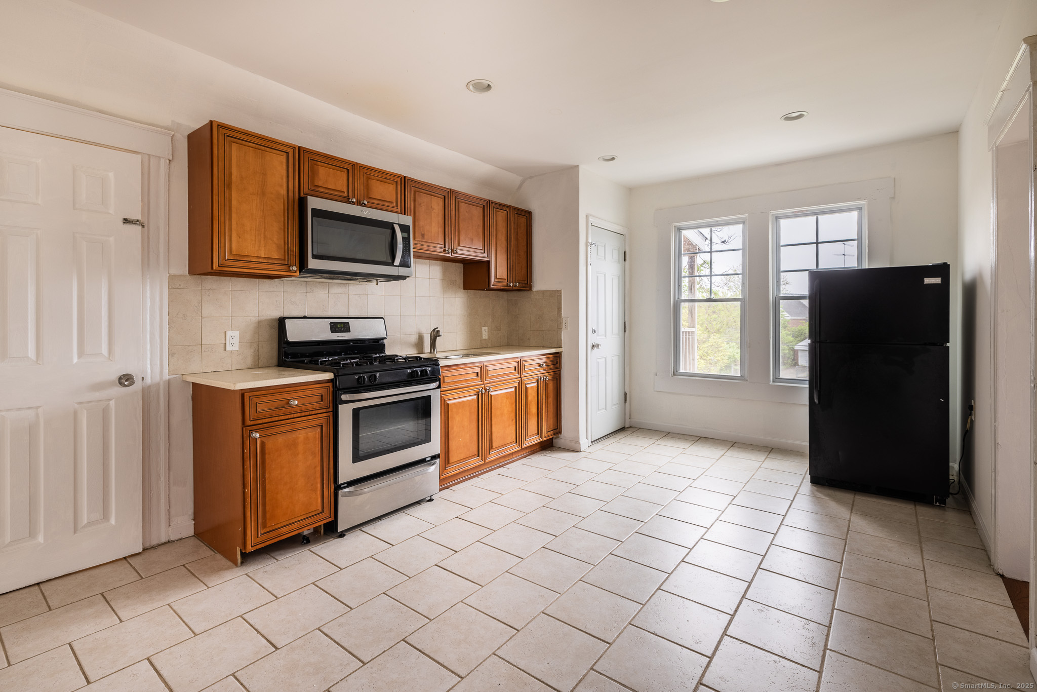 Parrott Avenue 3rd Floor, Bridgeport, Connecticut - 2 Bedrooms  
1 Bathrooms  
4 Rooms - 