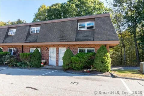 Ash Drive Apt 18, Ledyard, Connecticut - 2 Bedrooms  
1 Bathrooms  
5 Rooms - 