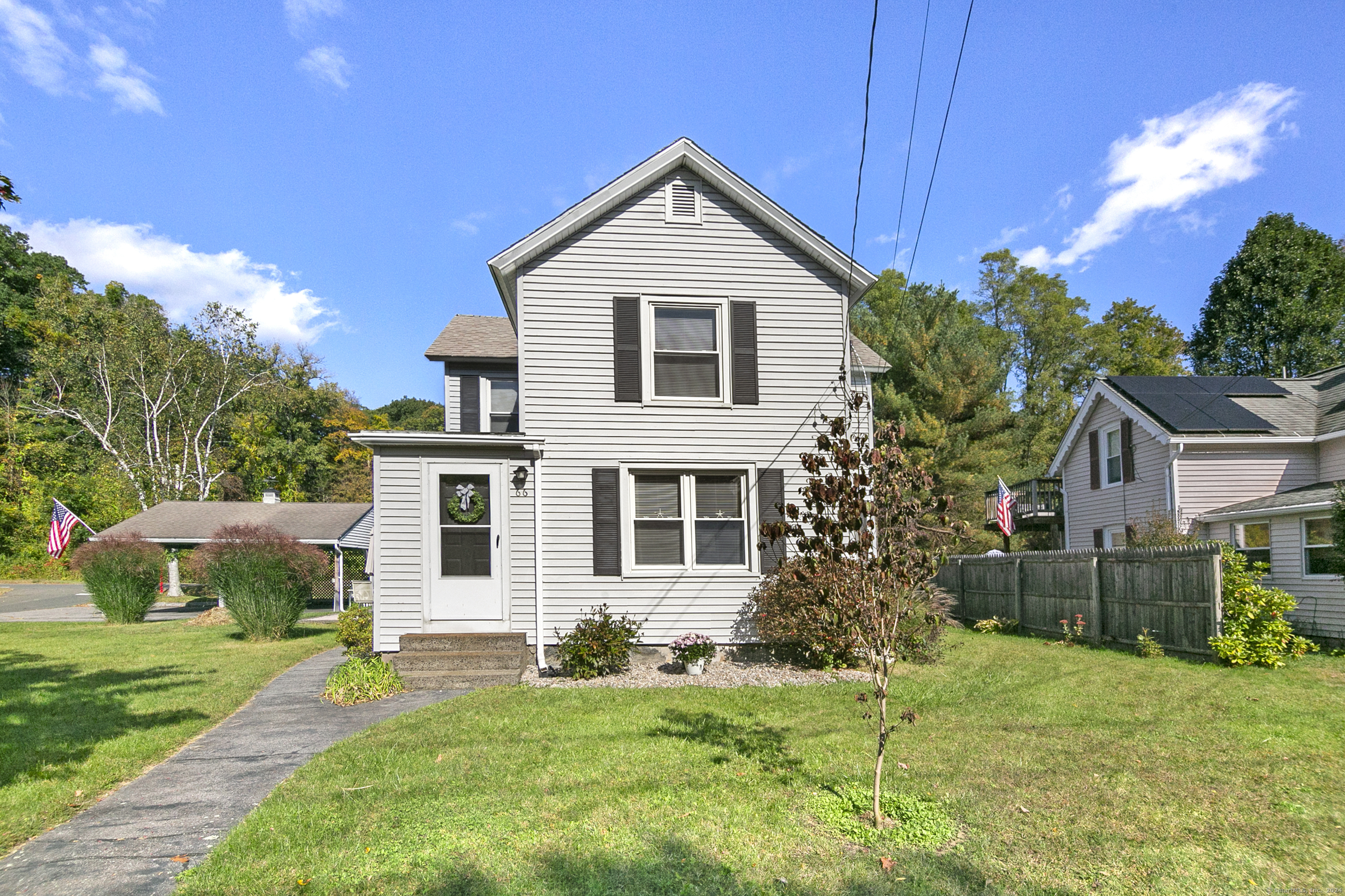 Cottage Street, New Hartford, Connecticut - 3 Bedrooms  
2 Bathrooms  
6 Rooms - 