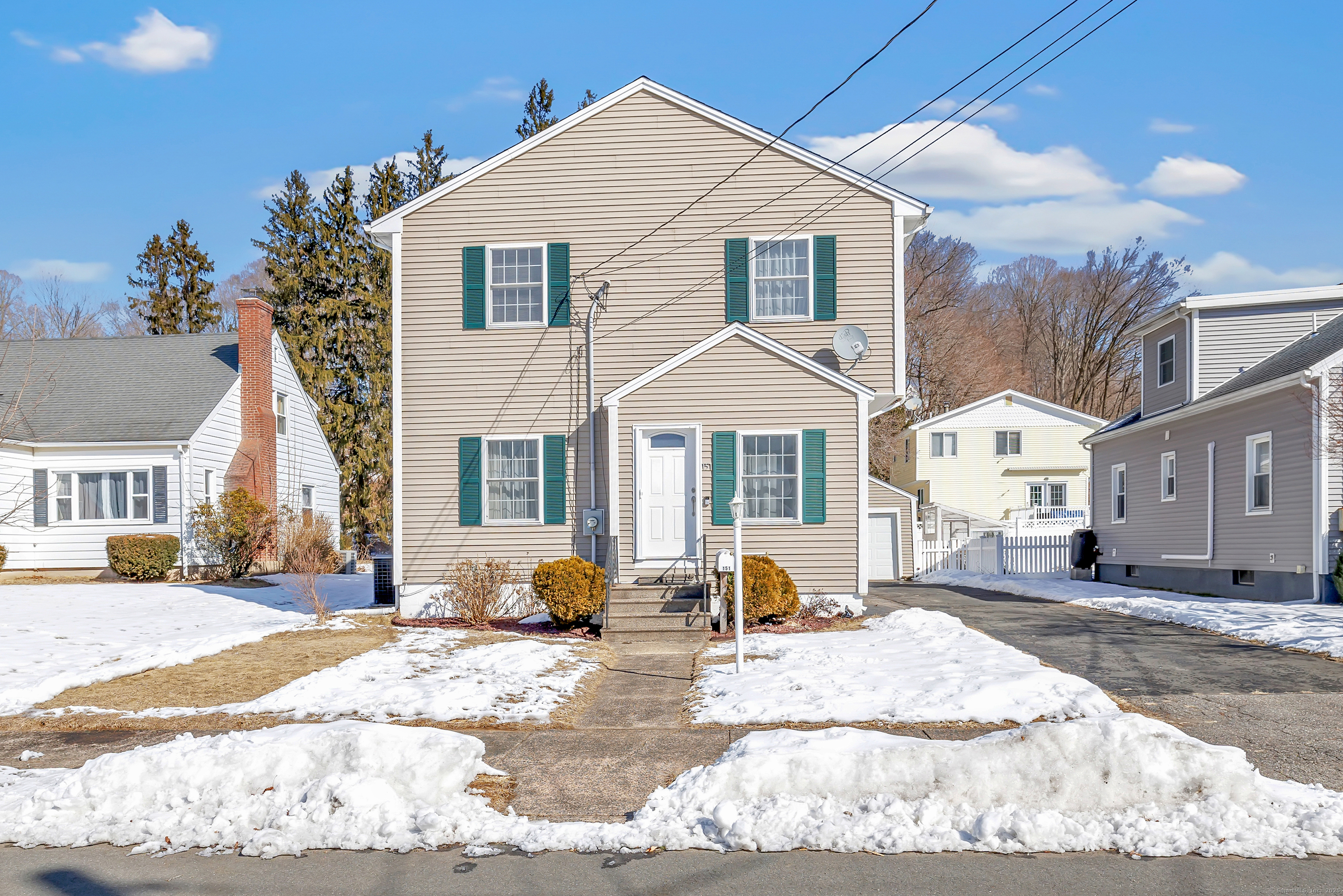 Park Avenue, Derby, Connecticut - 3 Bedrooms  
3 Bathrooms  
6 Rooms - 