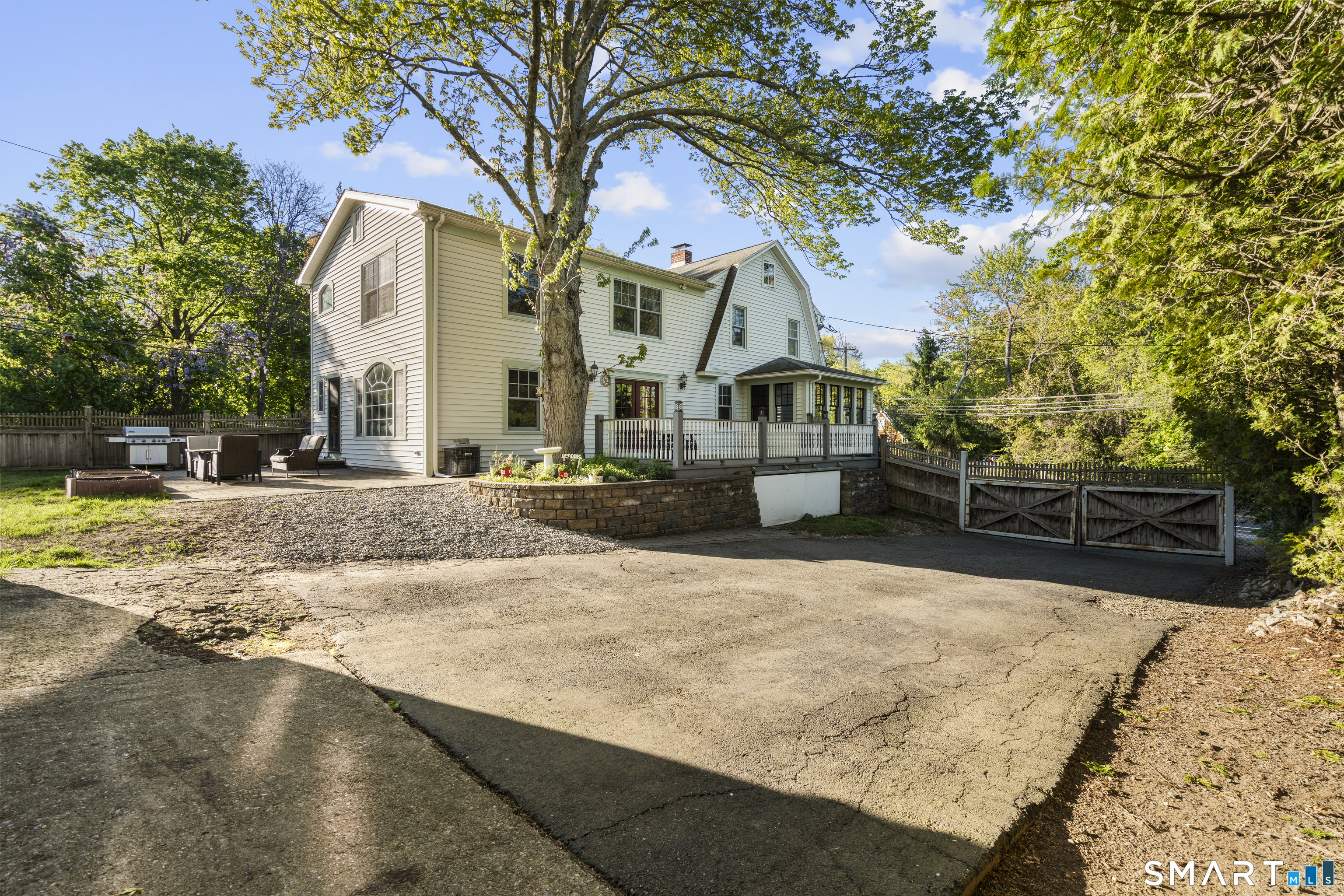 301 Buckingham Avenue